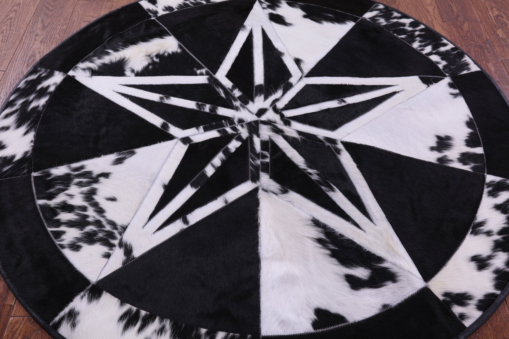 Round Black & White Natural Cowhide Hair-On Star Patchwork Area Rug - 4' 9" X 4' 9" - Golden Nile