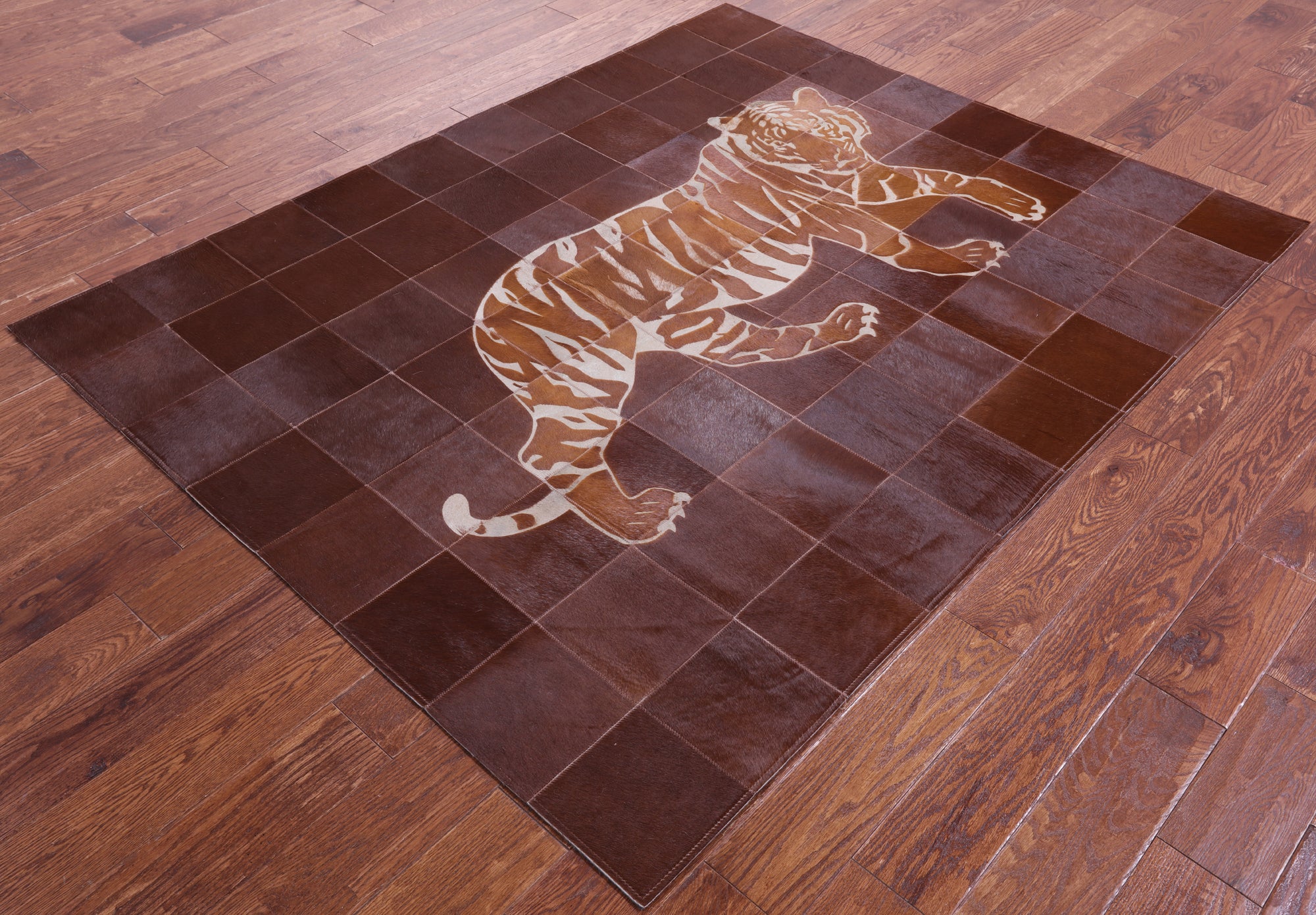 Brown Tiger Design Natural Cowhide Hand Stitched Patchwork Rug - 5' 2" X 6' 6" - Golden Nile