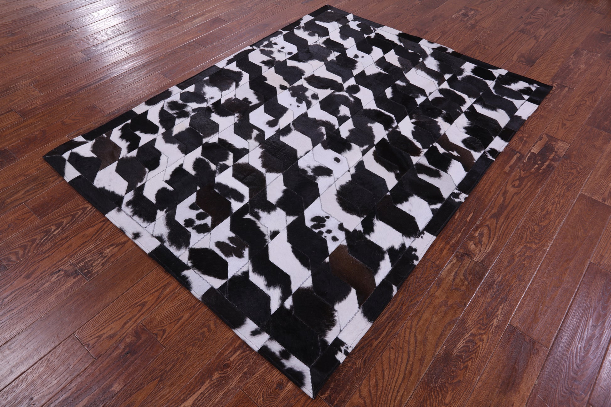 Black & White Natural Cowhide Hand Stitched Patchwork Rug - 5' 0" X 6' 7" - Golden Nile