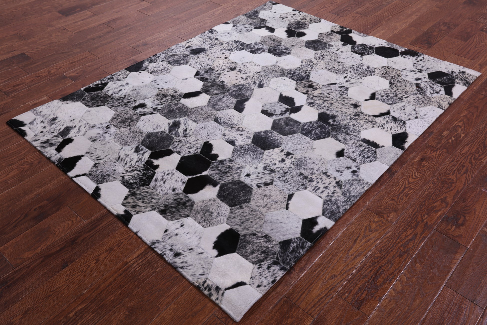 Black & White Salt & Pepper Natural Cowhide Hand Stitched Patchwork Rug - 5' 0" X 6' 7" - Golden Nile