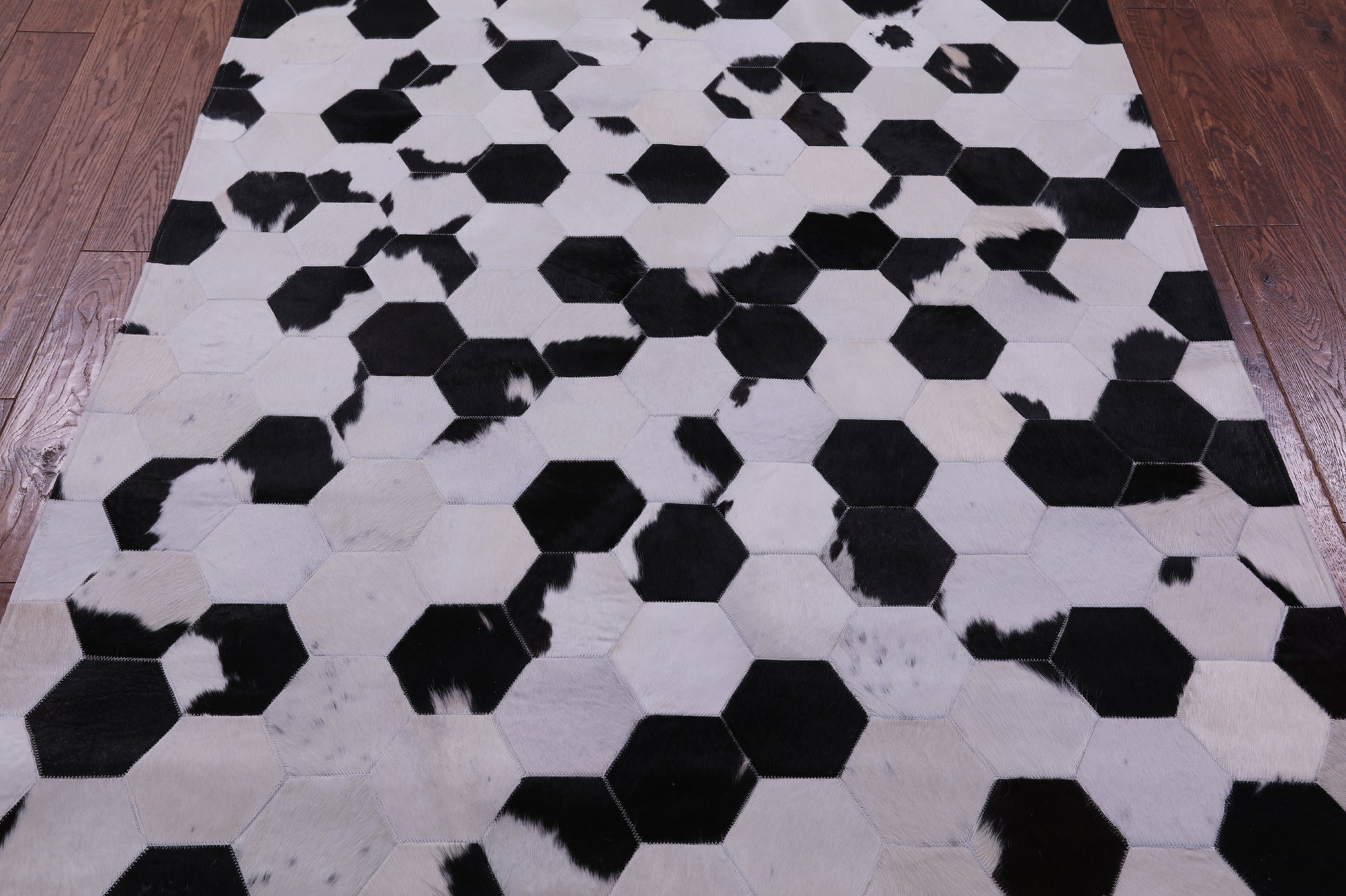 Black & White Natural Cowhide Hand Stitched Patchwork Rug - 5' 0" X 6' 8" - Golden Nile