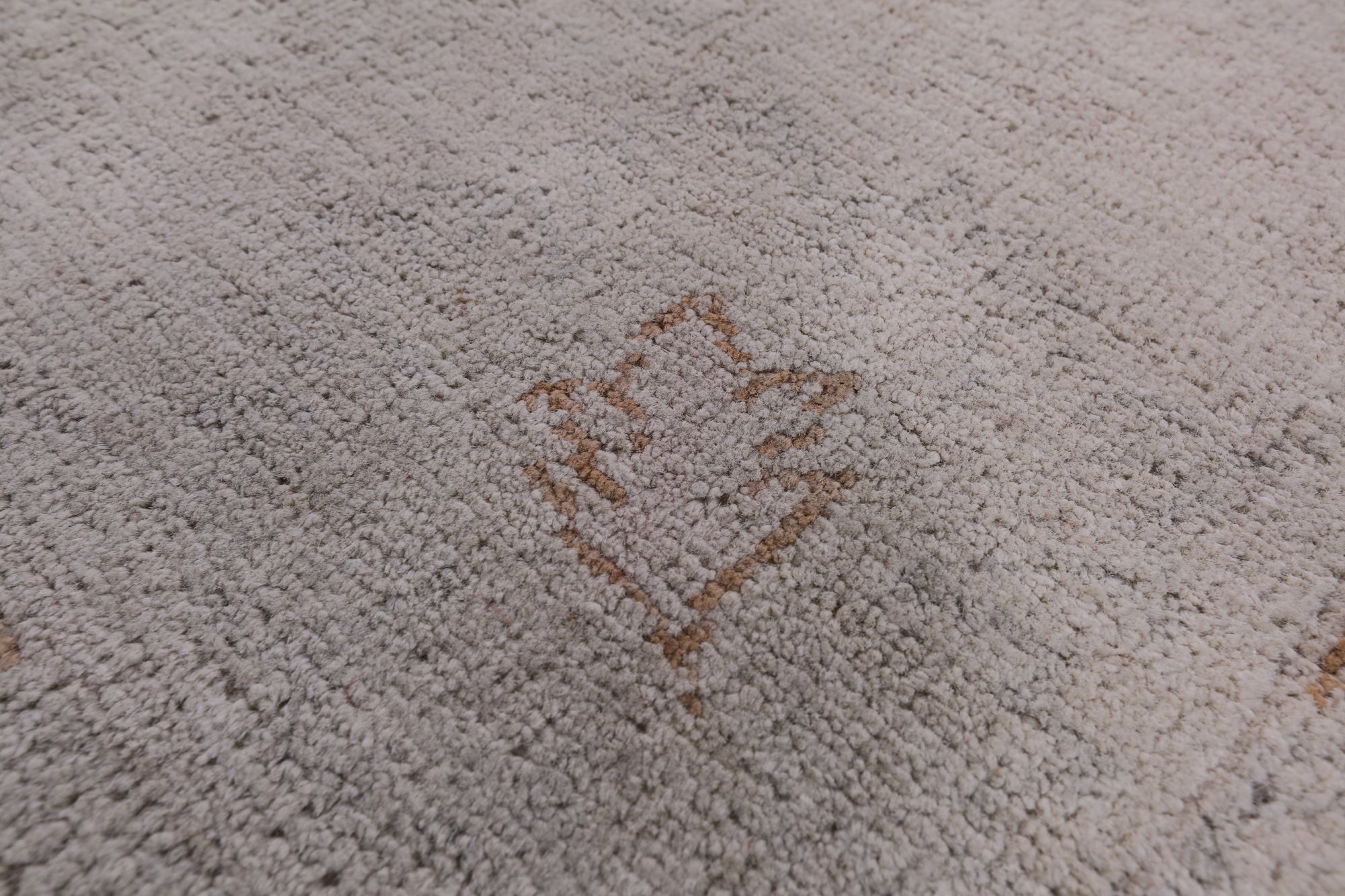 Ivory Peshawar White Wash Hand Knotted Rug - 4' 11" X 6' 11" - Golden Nile