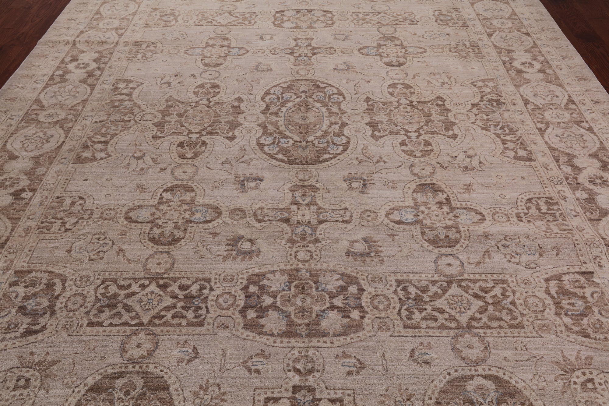 Ivory Peshawar Handmade Wool Area Rug - 8' 10" X 12' 4"