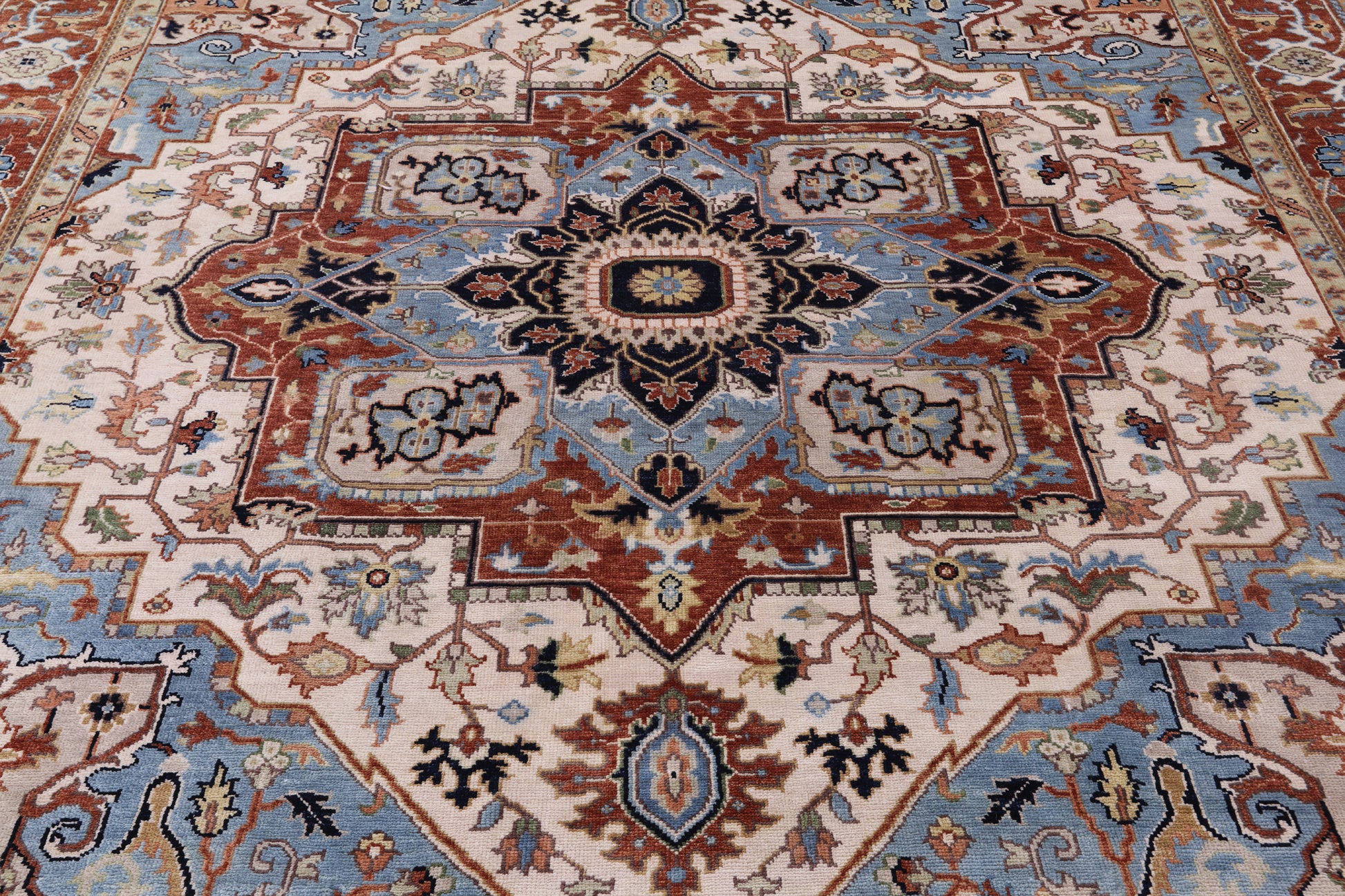 Ivory Square Geometric Heriz Serapi Hand Knotted Wool Rug - 8' 9" X 8' 9" - Golden Nile