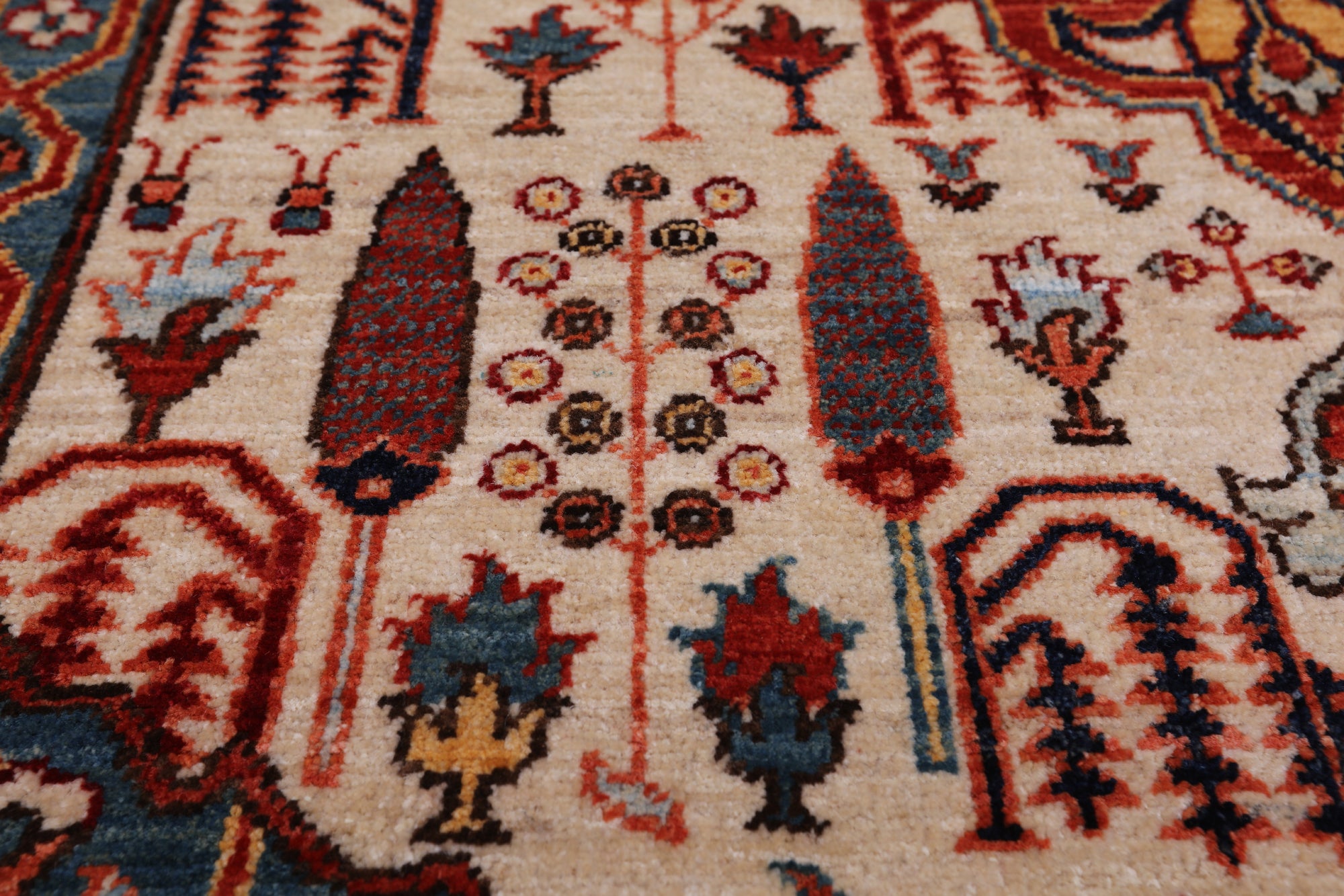 Ivory Persian Fine Serapi Hand-Knotted Wool Rug - 5' 6" X 6' 10"