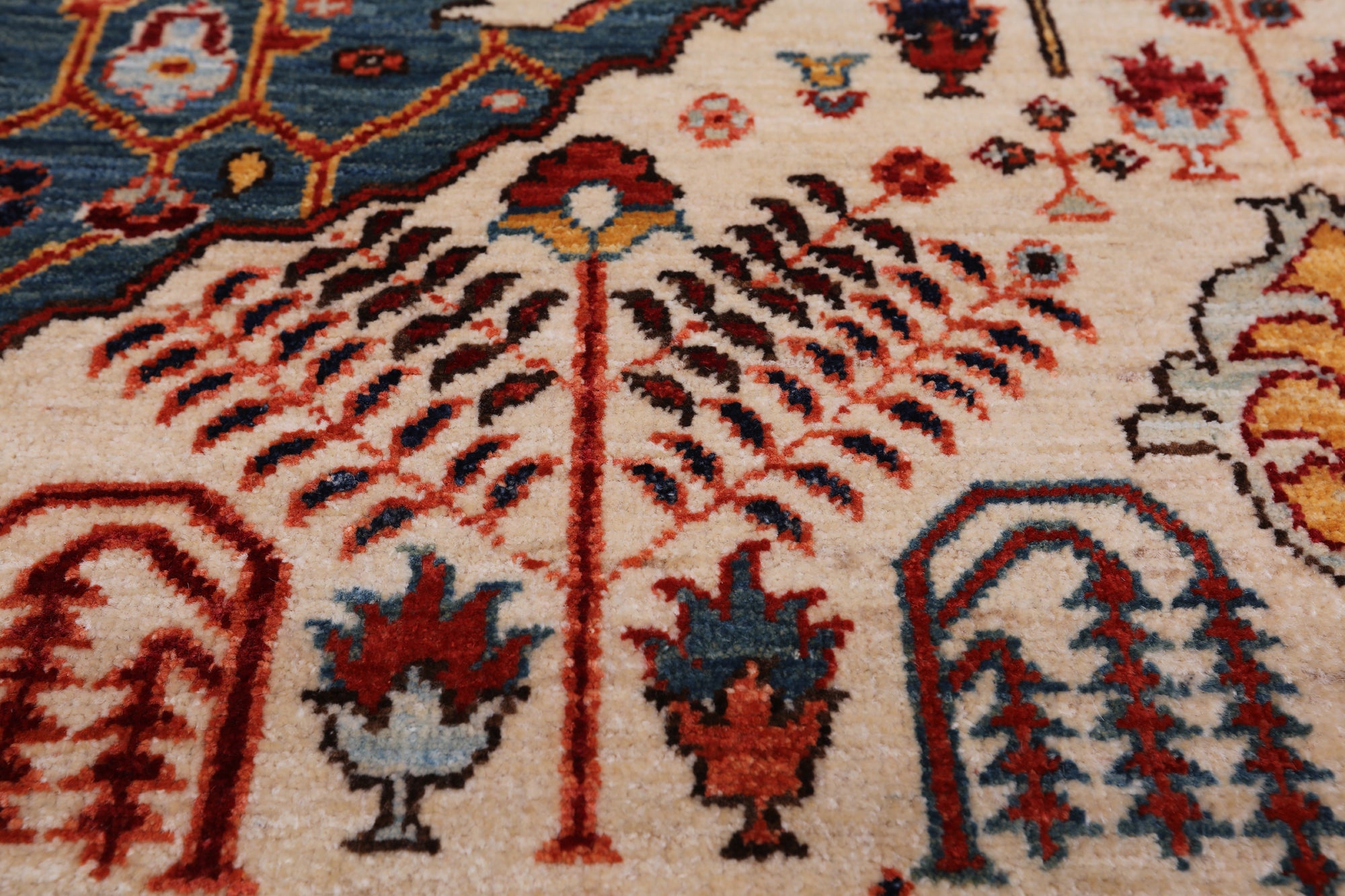 Ivory Persian Fine Serapi Hand-Knotted Wool Rug - 5' 6" X 6' 10"