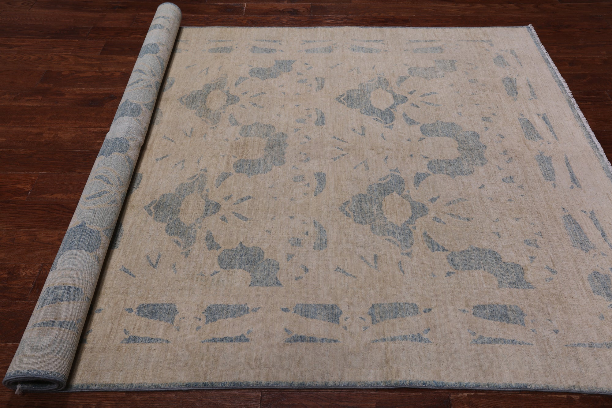 Ivory William Morris Handmade Wool Rug - 5' 10" X 8' 10"