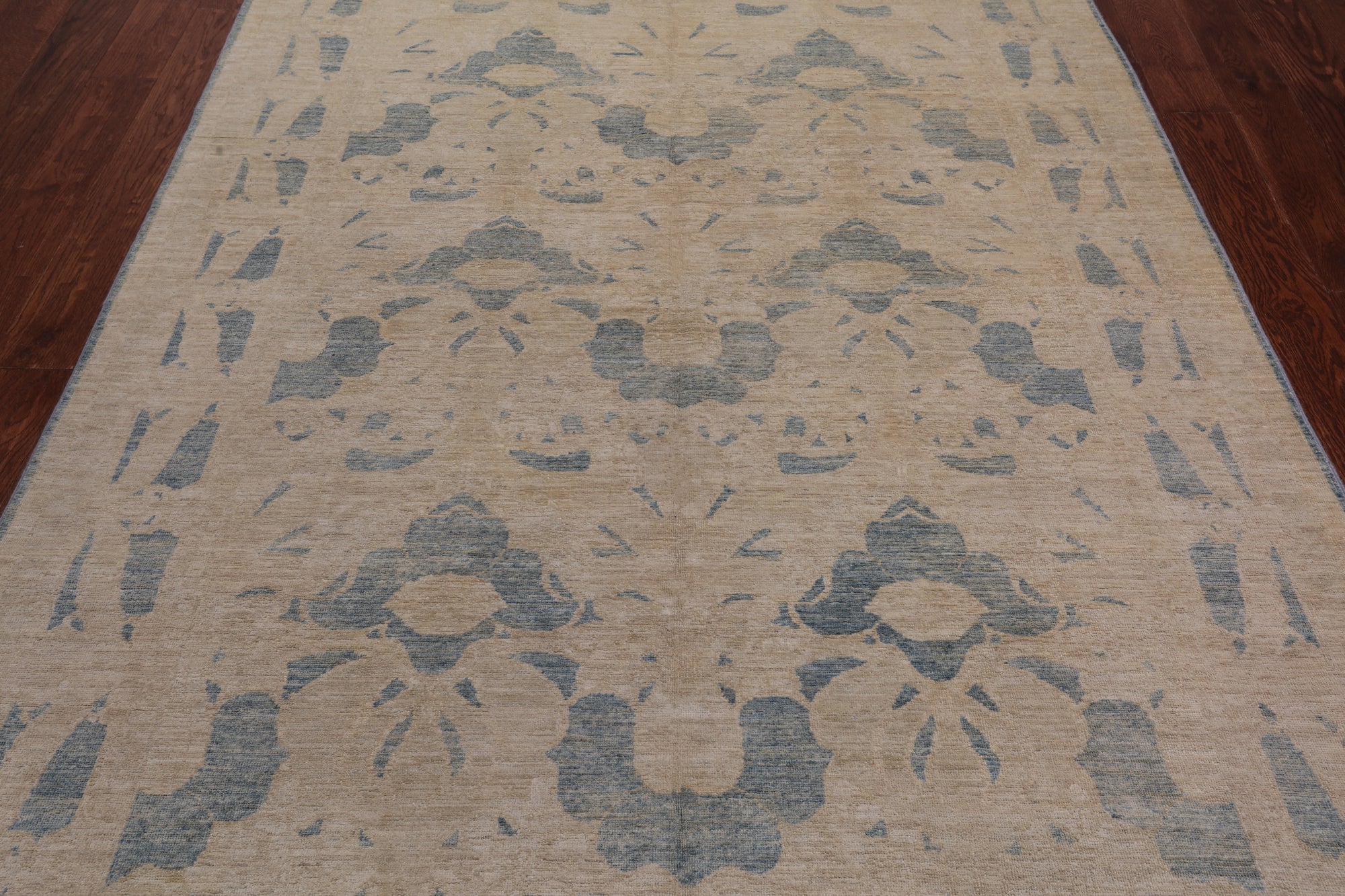 Ivory William Morris Handmade Wool Rug - 5' 10" X 8' 10"