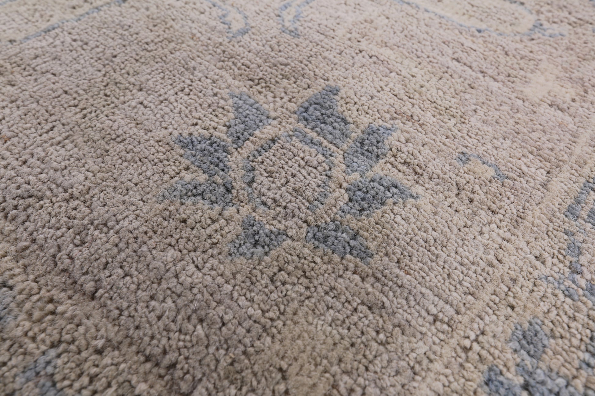 Persian White Wash Hand Knotted Rug - 6' 1" X 9' 2" - Golden Nile