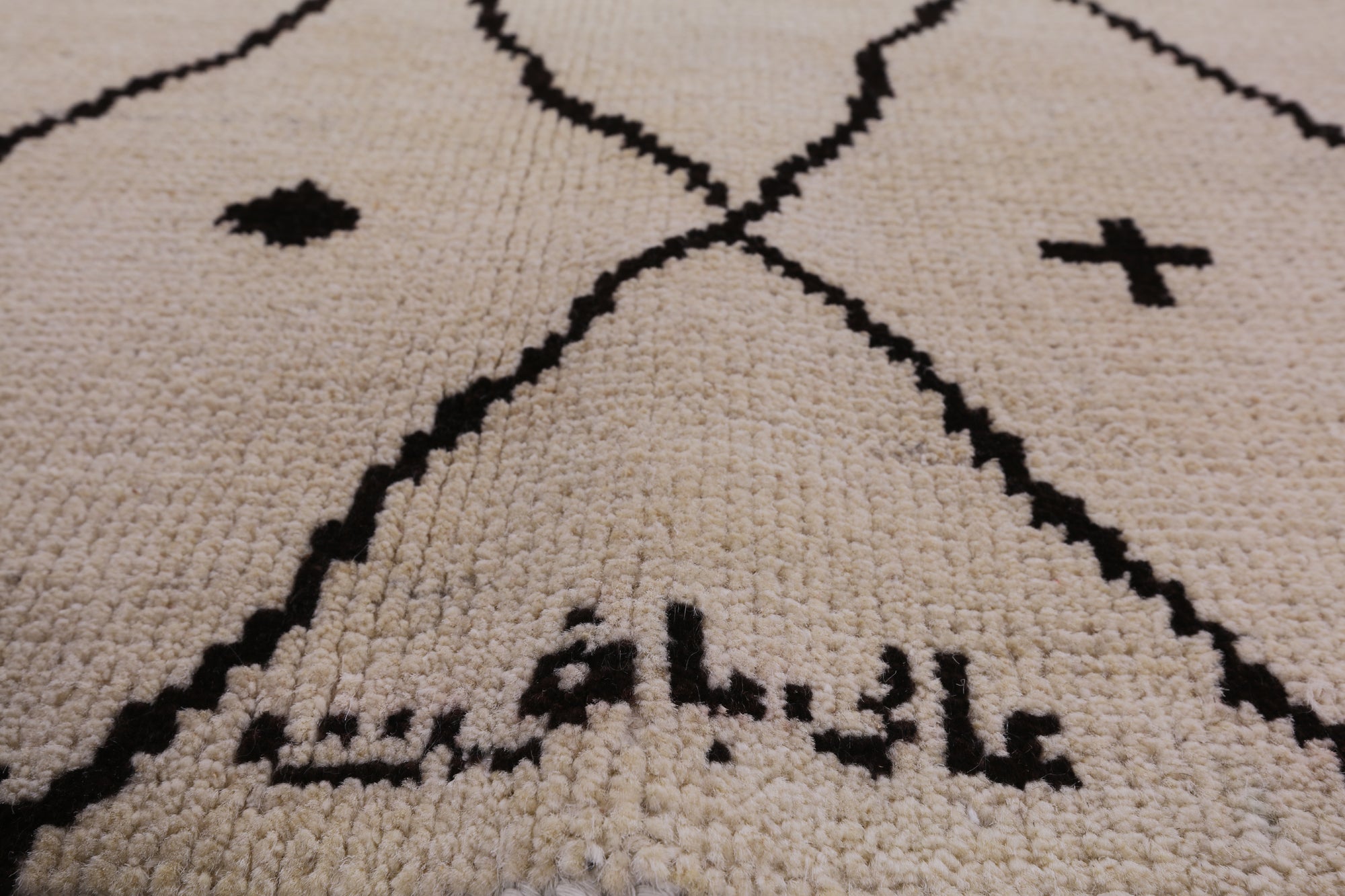 Ivory Signed Tribal Moroccan Hand Knotted Wool Rug - 5' 2" X 7' 10" - Golden Nile