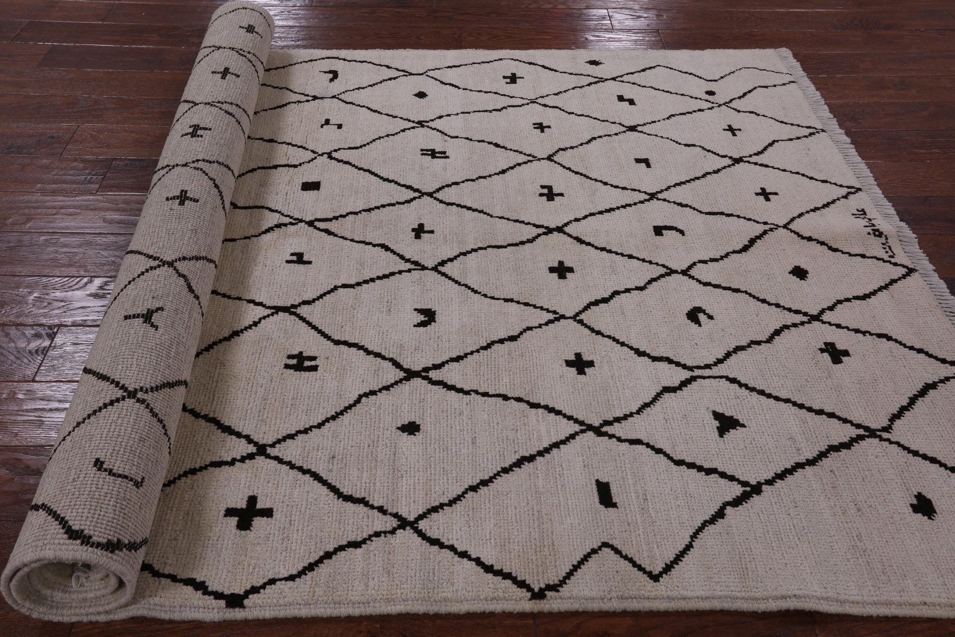 Ivory Signed Tribal Moroccan Hand Knotted Wool Rug - 5' 2" X 7' 10" - Golden Nile
