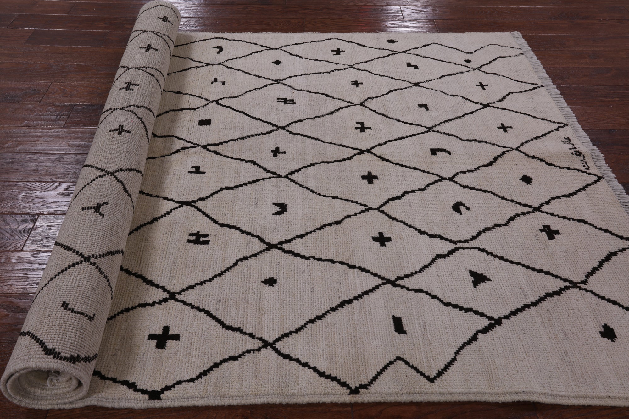 Ivory Signed Tribal Moroccan Hand Knotted Wool Rug - 5' 2" X 7' 10" - Golden Nile