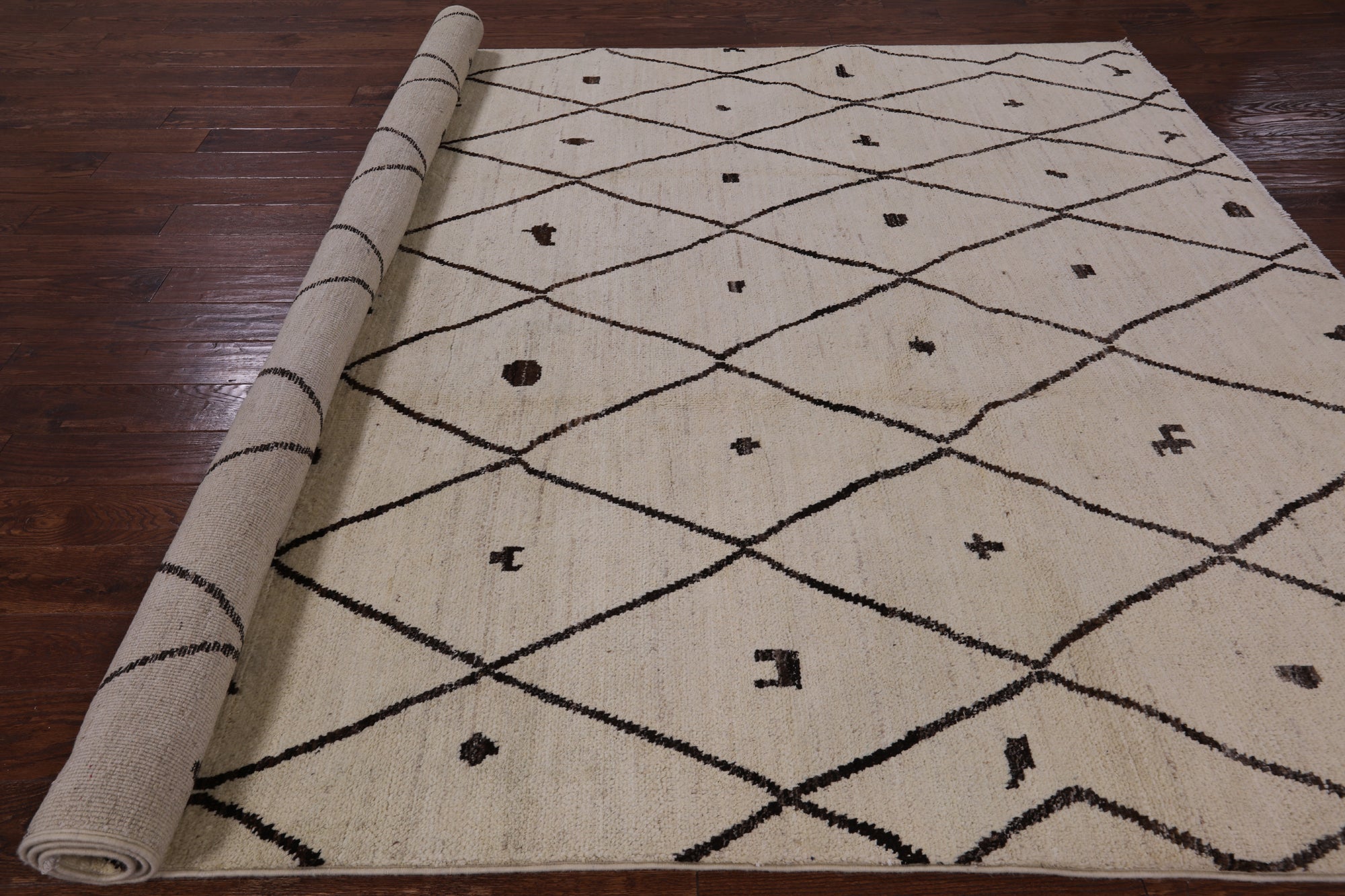 Ivory Moroccan Handmade Wool Rug - 7' 10" X 10' 2" - Golden Nile