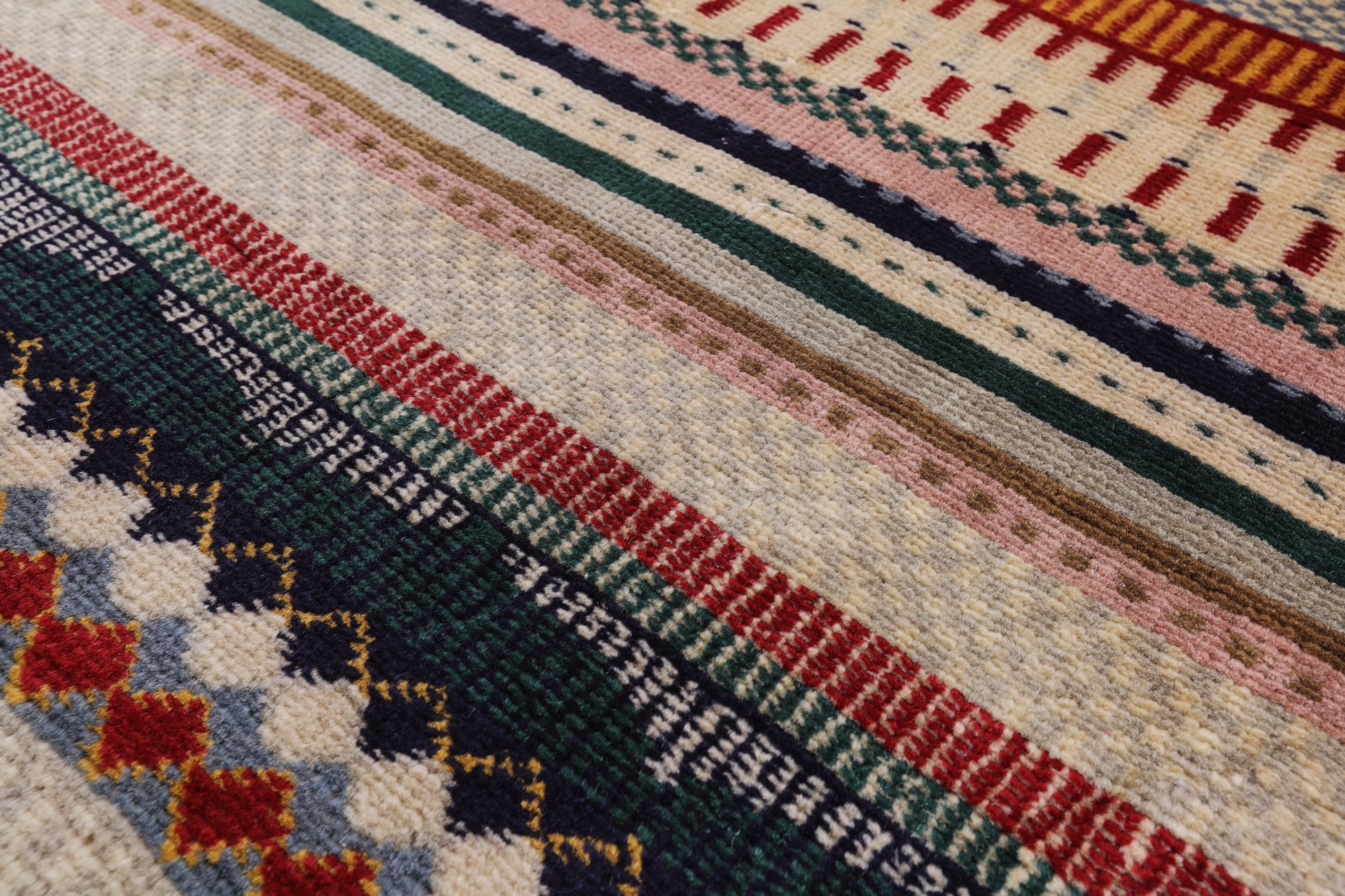 Tribal Gabbeh Handmade Wool Rug - 4' 0" X 6' 0" - Golden Nile