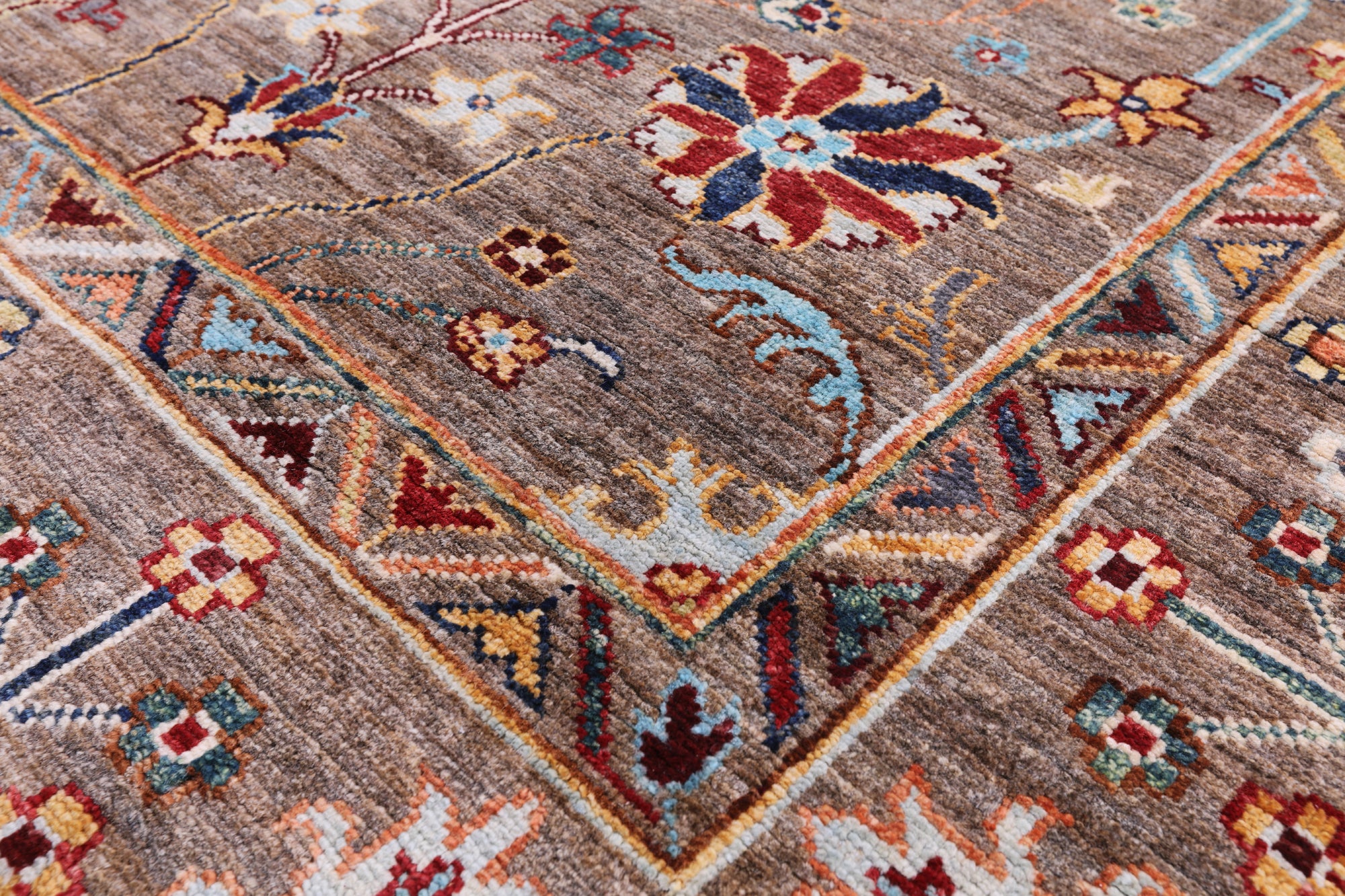 Peshawar Hand Knotted Wool Rug - 5' 8" X 8' 1" - Golden Nile