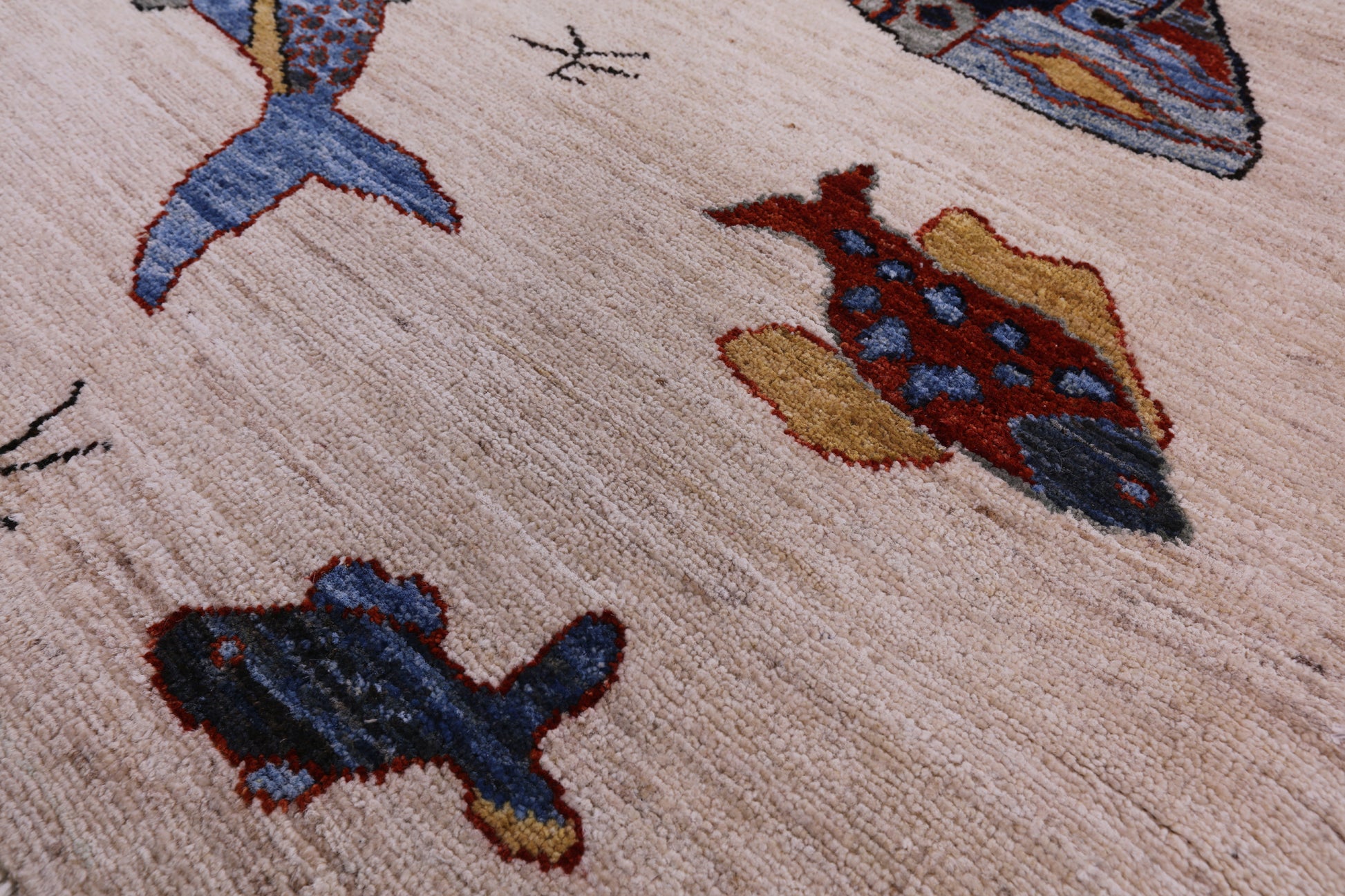 Ivory Fish Design Persian Gabbeh Hand Knotted Wool Rug - 6' 0" X 8' 10" - Golden Nile