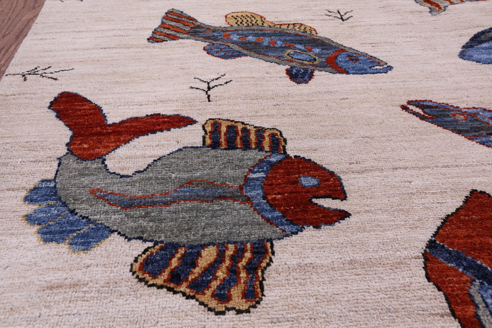 Ivory Fish Design Persian Gabbeh Hand Knotted Wool Rug - 6' 0" X 8' 10" - Golden Nile