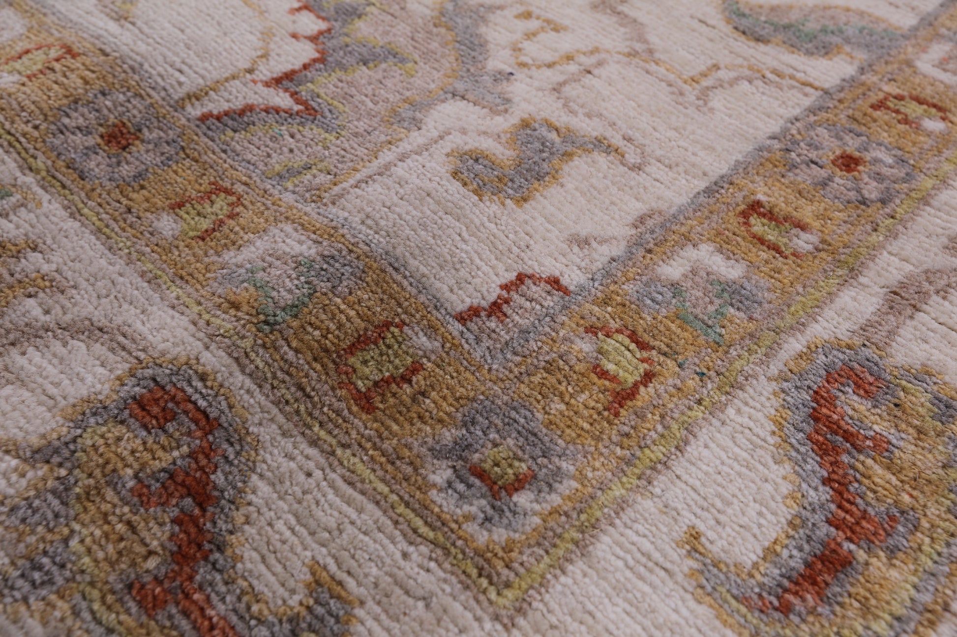 Ivory Peshawar Handmade Wool Rug - 6' 4" X 9' 8" - Golden Nile