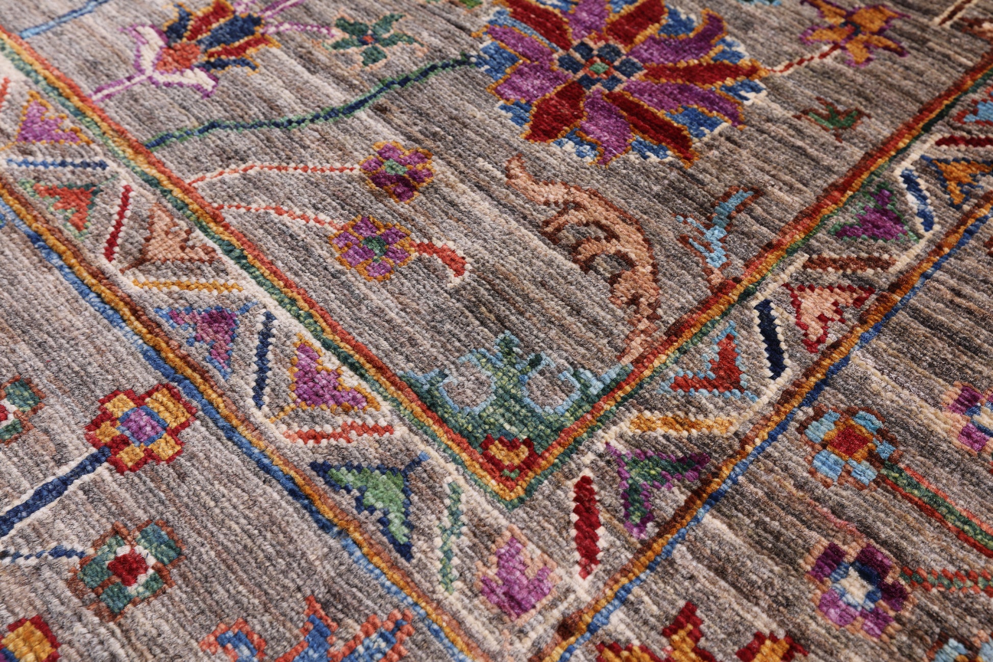 Peshawar Hand Knotted Wool Rug - 5' 6" X 8' 1" - Golden Nile