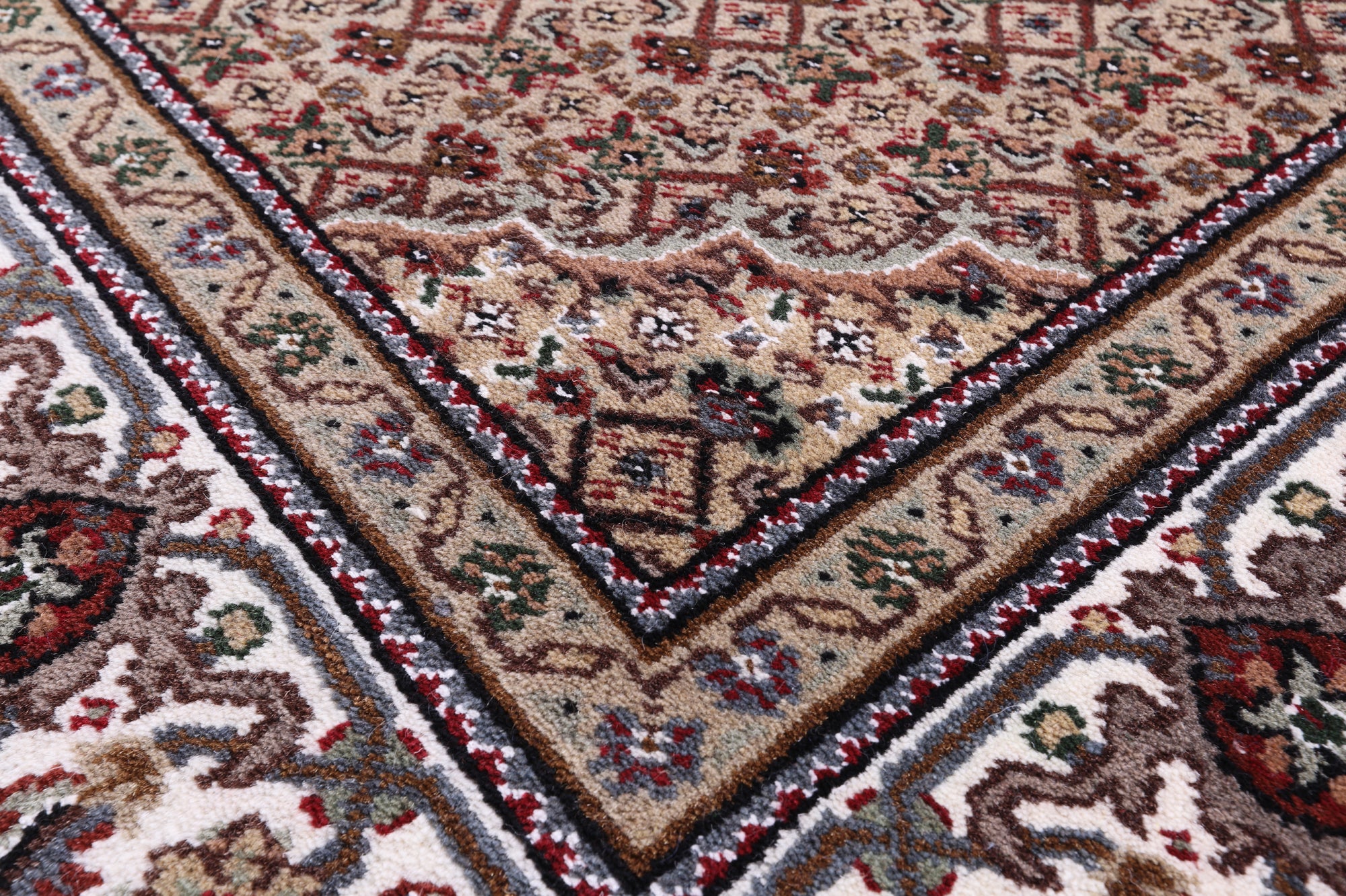 Ivory Bijar Hand Knotted Wool & Silk Rug - 4' 11" X 7' 0" - Golden Nile
