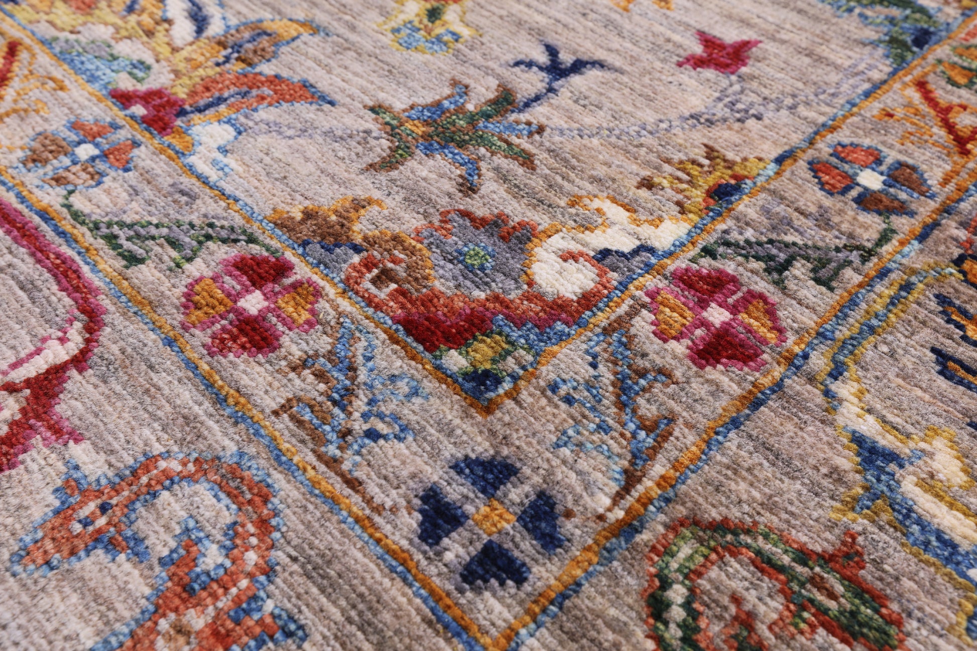 Peshawar Hand Knotted Wool Rug - 5' 5" X 7' 10" - Golden Nile