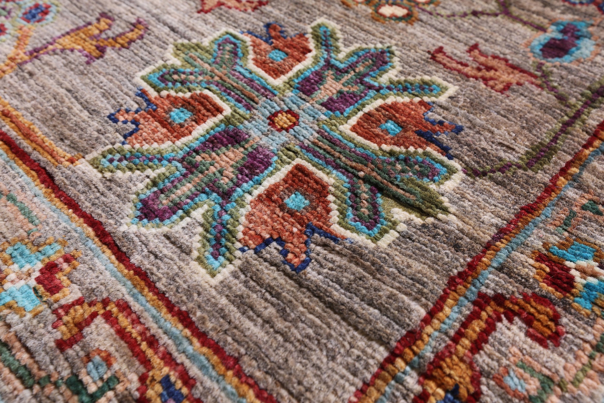 Peshawar Hand Knotted Wool Rug - 5' 9" X 8' 0" - Golden Nile