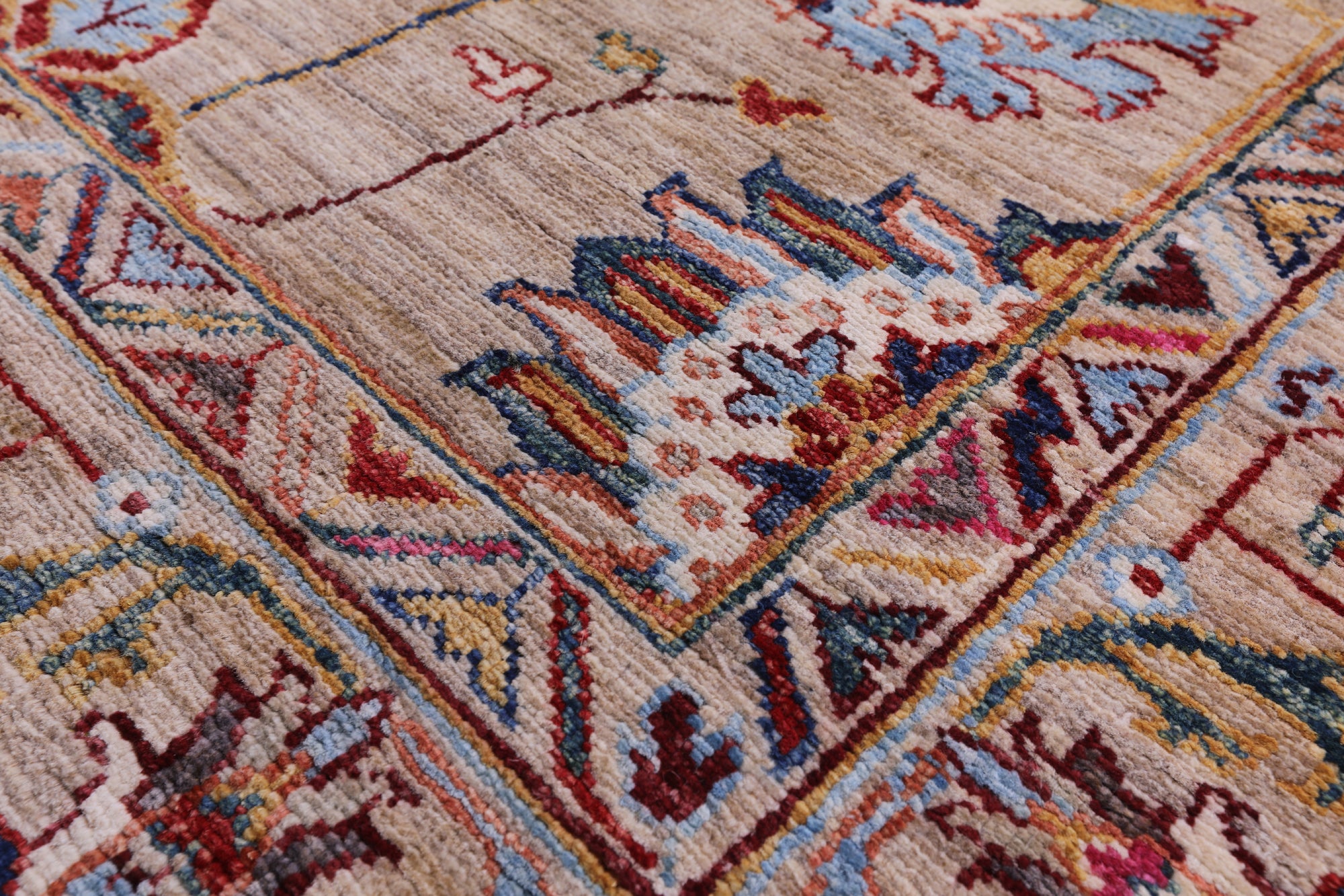 Peshawar Hand Knotted Wool Rug - 5' 10" X 7' 7" - Golden Nile