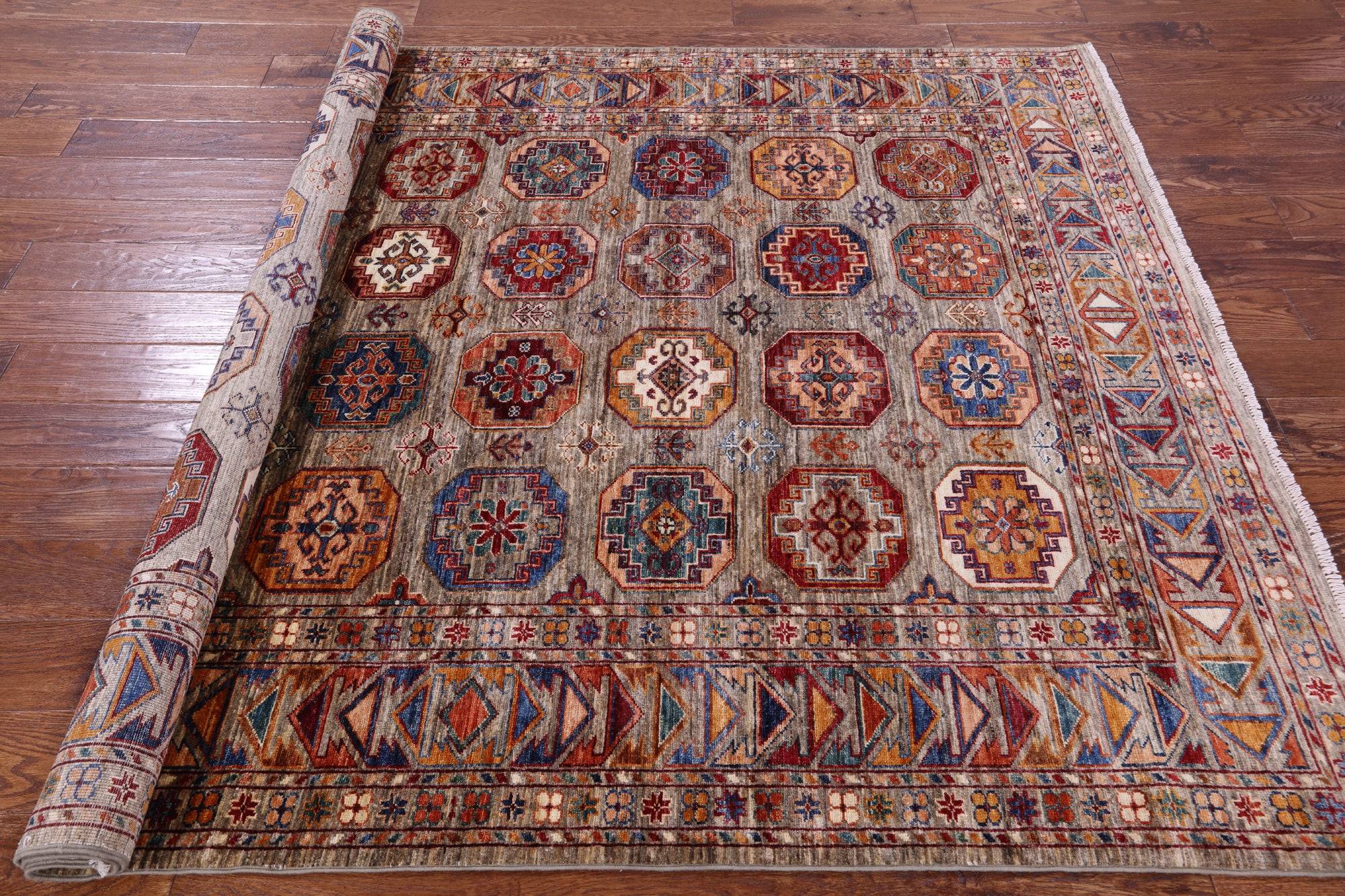 Turkmen Ersari Hand Knotted Wool Rug - 5' 9" X 7' 7" - Golden Nile