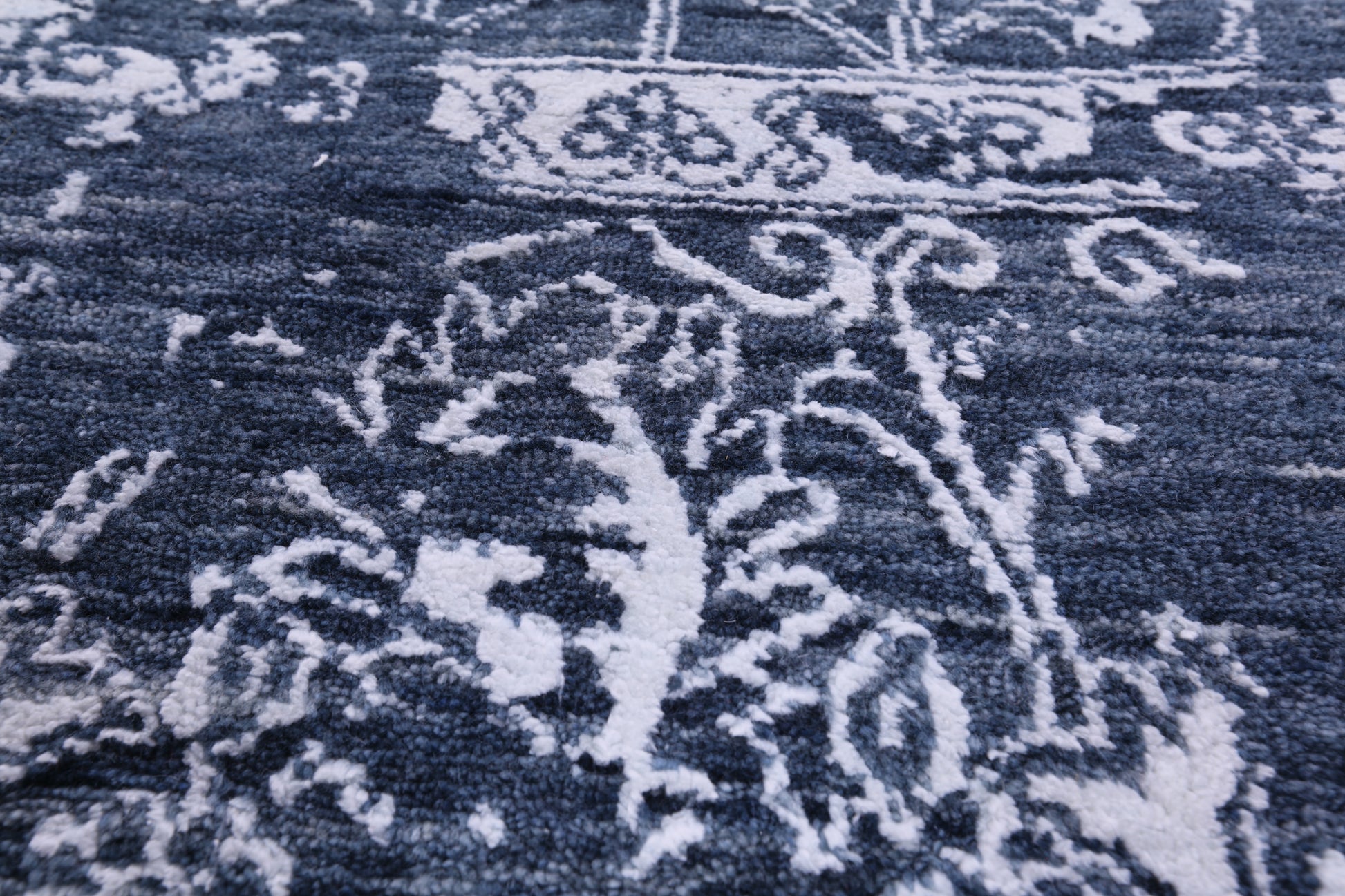 Grey Round Persian Hand Knotted Wool & Silk Rug - 7' 11" X 7' 11" - Golden Nile