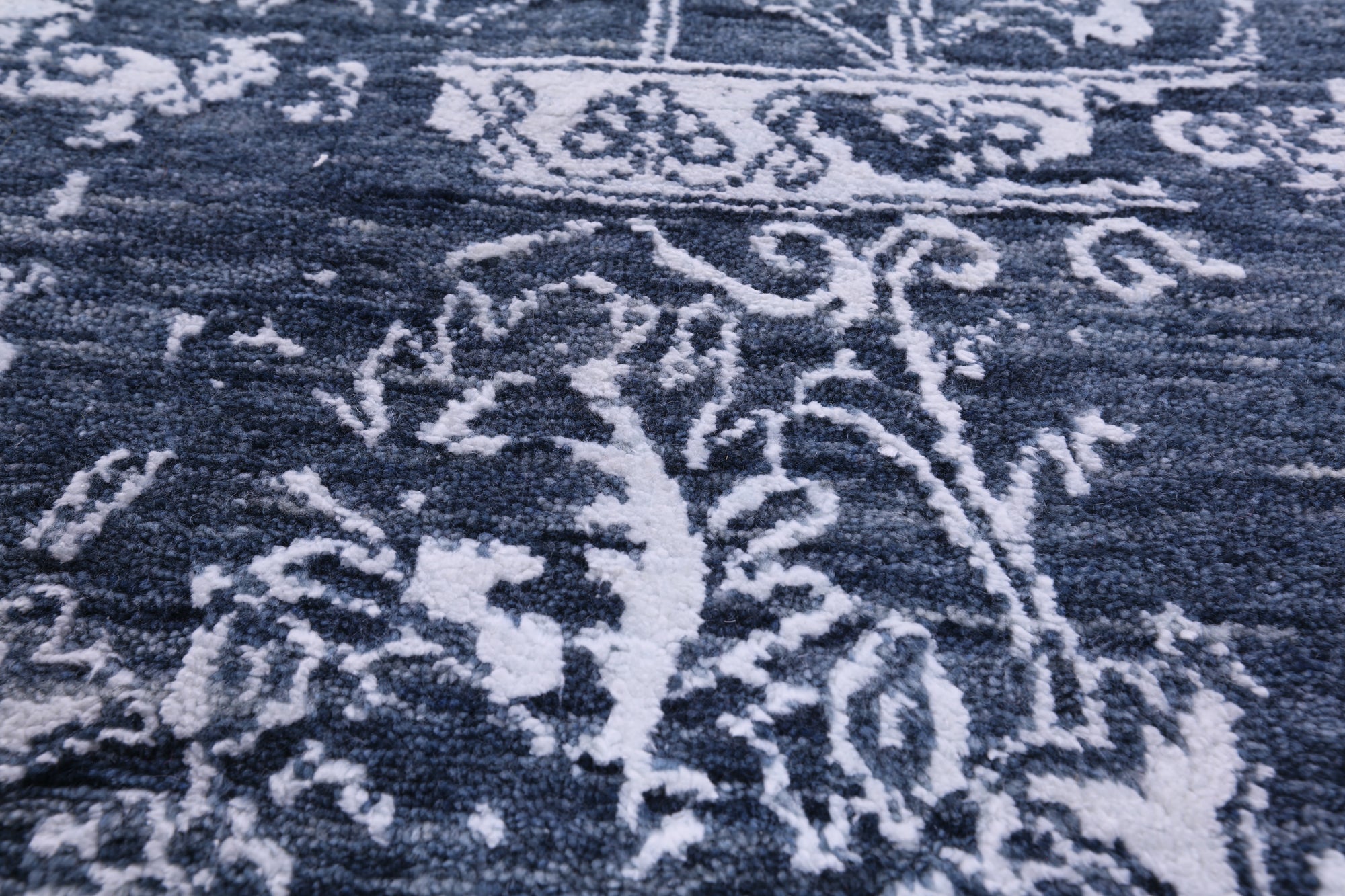 Grey Round Persian Hand Knotted Wool & Silk Rug - 7' 11" X 7' 11" - Golden Nile
