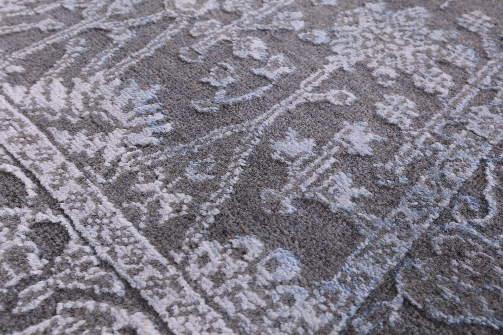 Grey Persian Hand Knotted Wool & Silk Runner Rug - 2' 7" X 9' 11" - Golden Nile