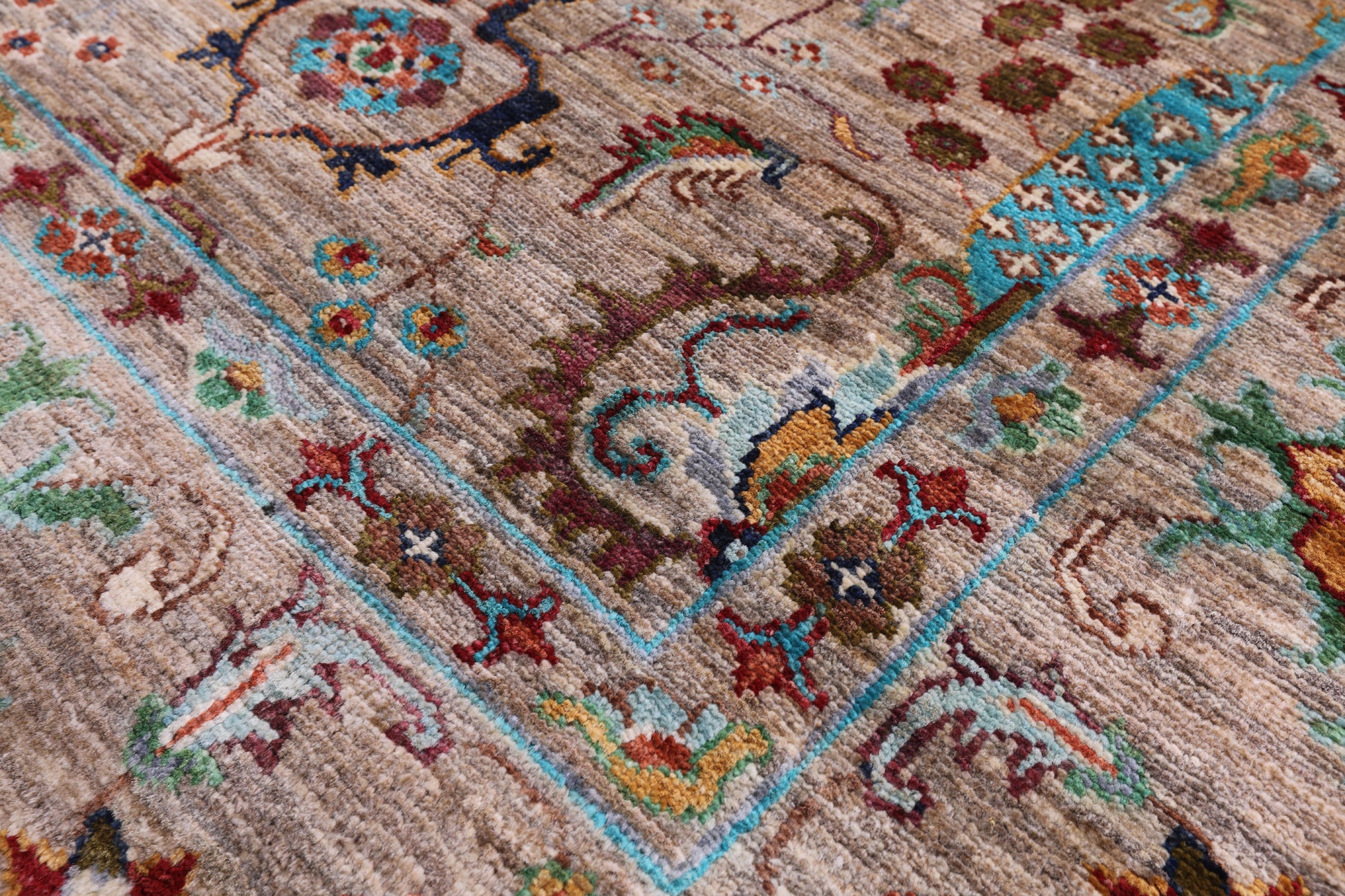 Peshawar Hand Knotted Wool Rug - 5' 9" X 7' 9" - Golden Nile