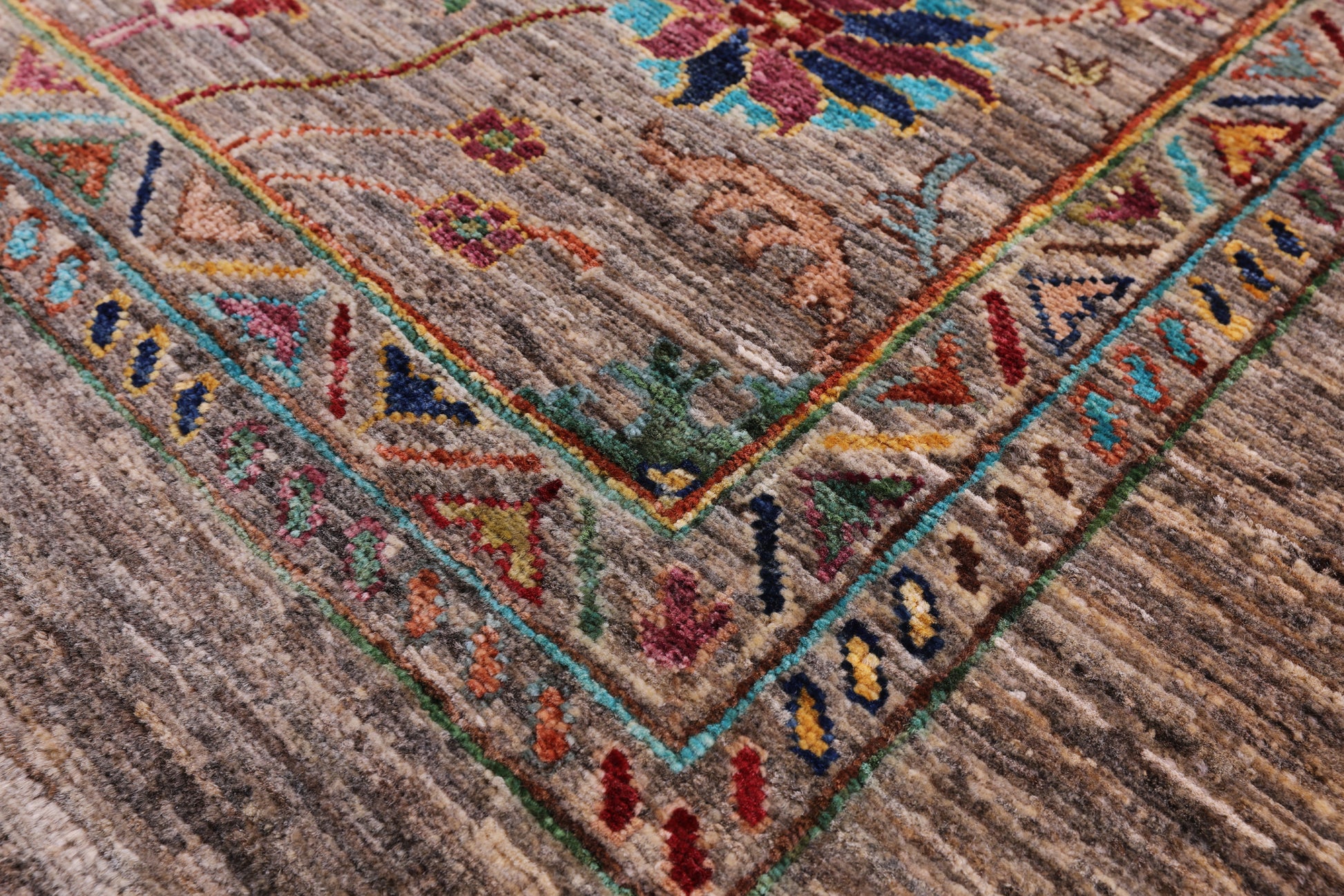 Peshawar Hand Knotted Wool Rug - 5' 9" X 8' 3" - Golden Nile
