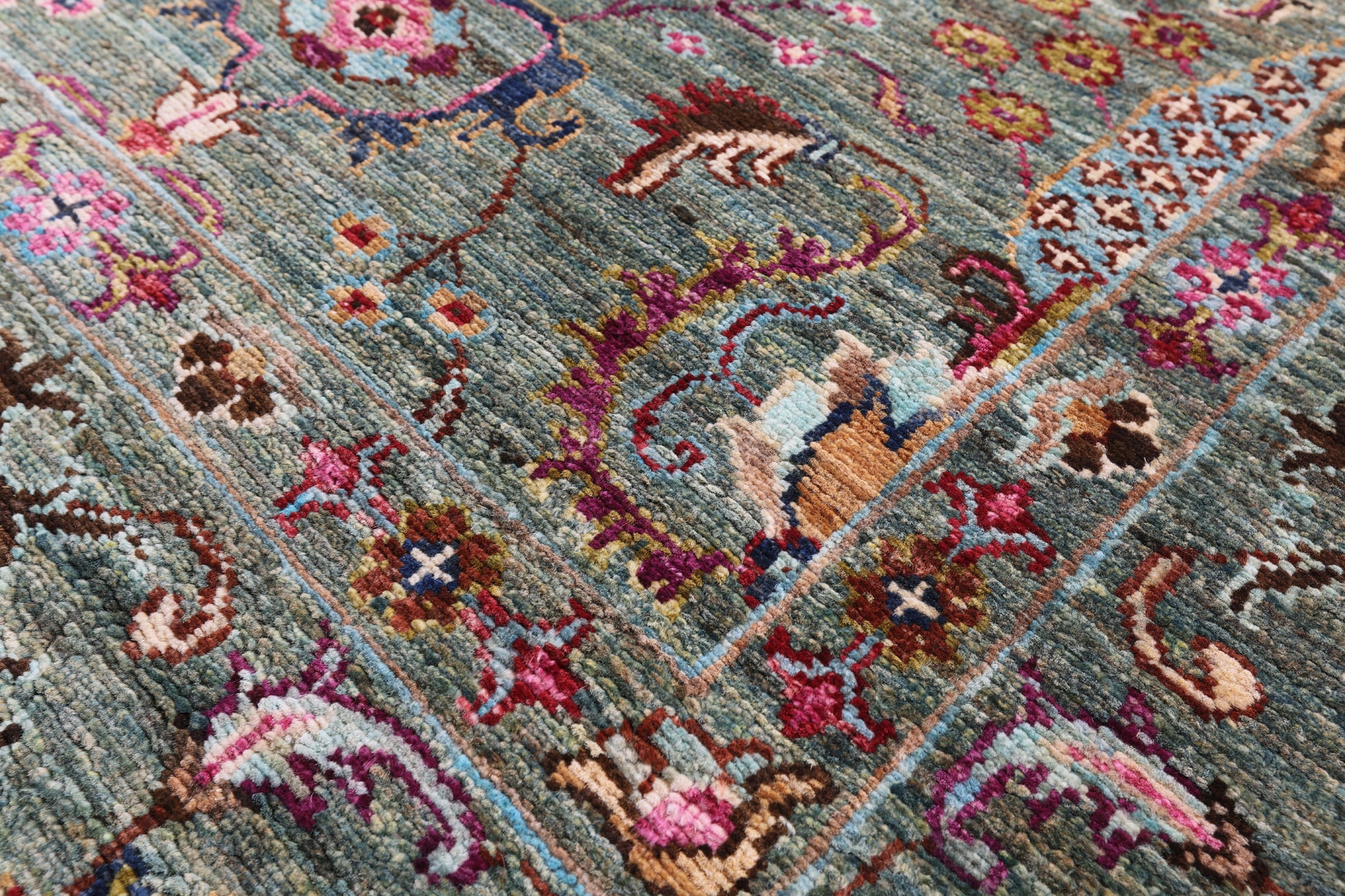 Green Peshawar Hand Knotted Wool Rug - 5' 10" X 7' 10" - Golden Nile