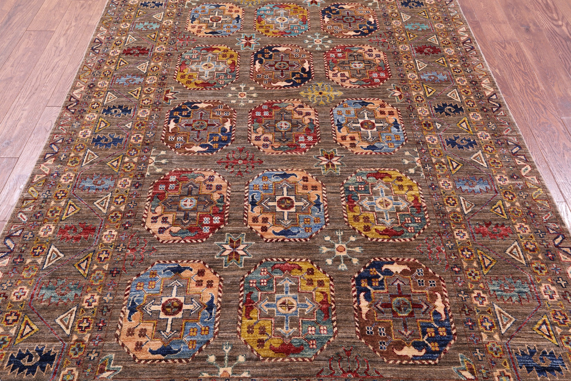 Turkmen Ersari Hand Knotted Wool Rug - 5' 6" X 9' 9" - Golden Nile