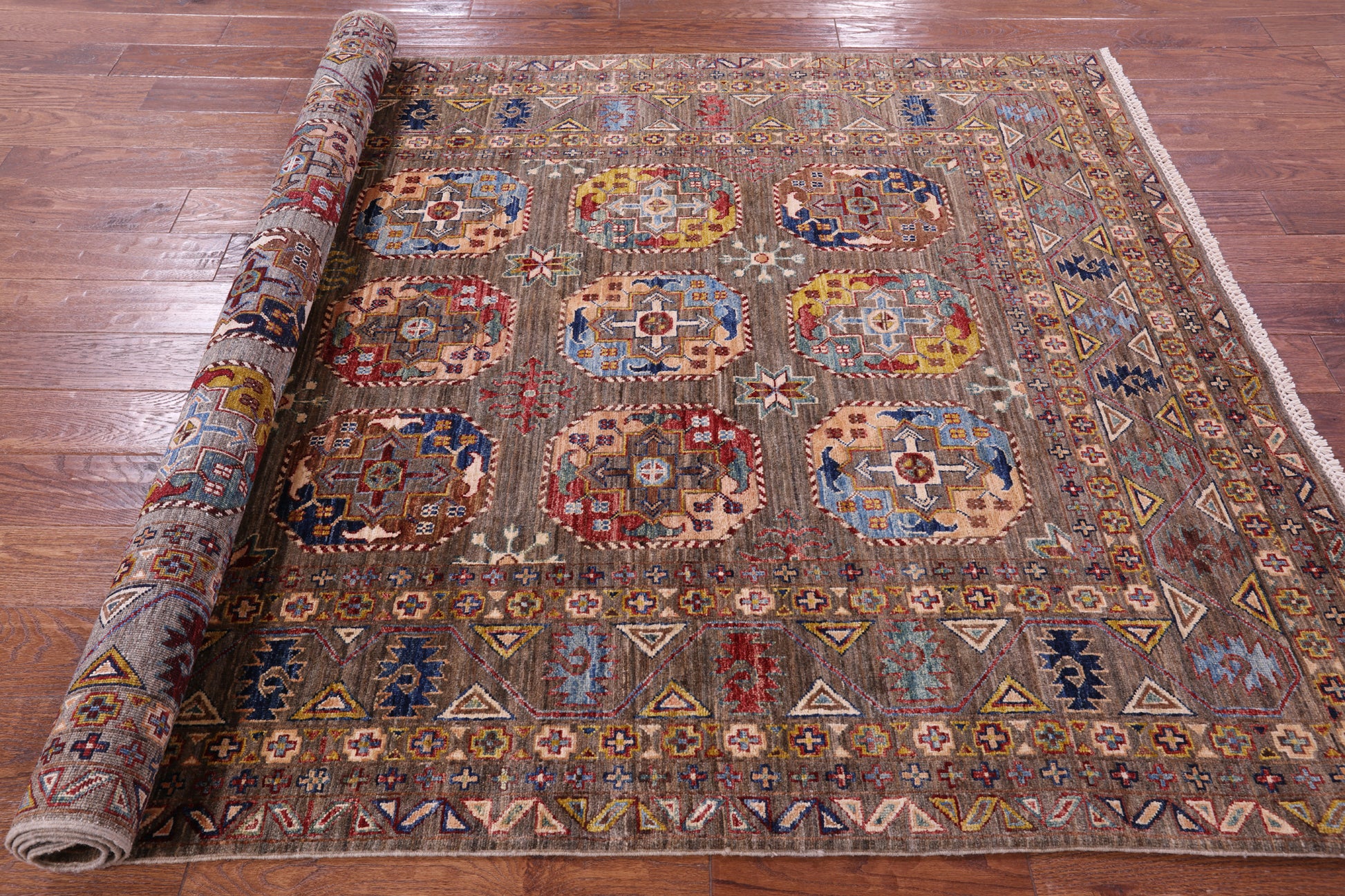 Turkmen Ersari Hand Knotted Wool Rug - 5' 6" X 9' 9" - Golden Nile