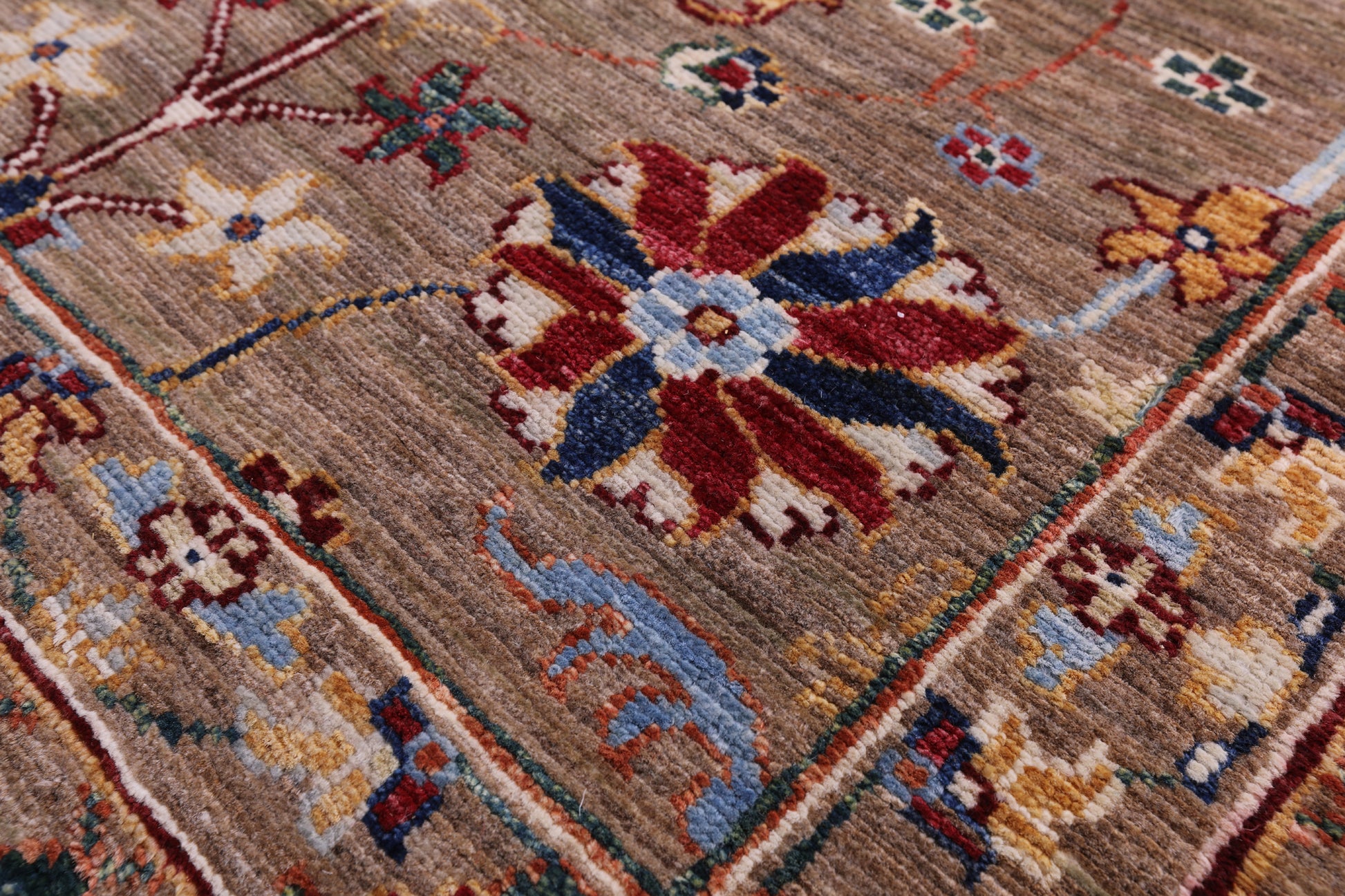 Peshawar Hand Knotted Wool Rug - 4' 2" X 6' 1" - Golden Nile
