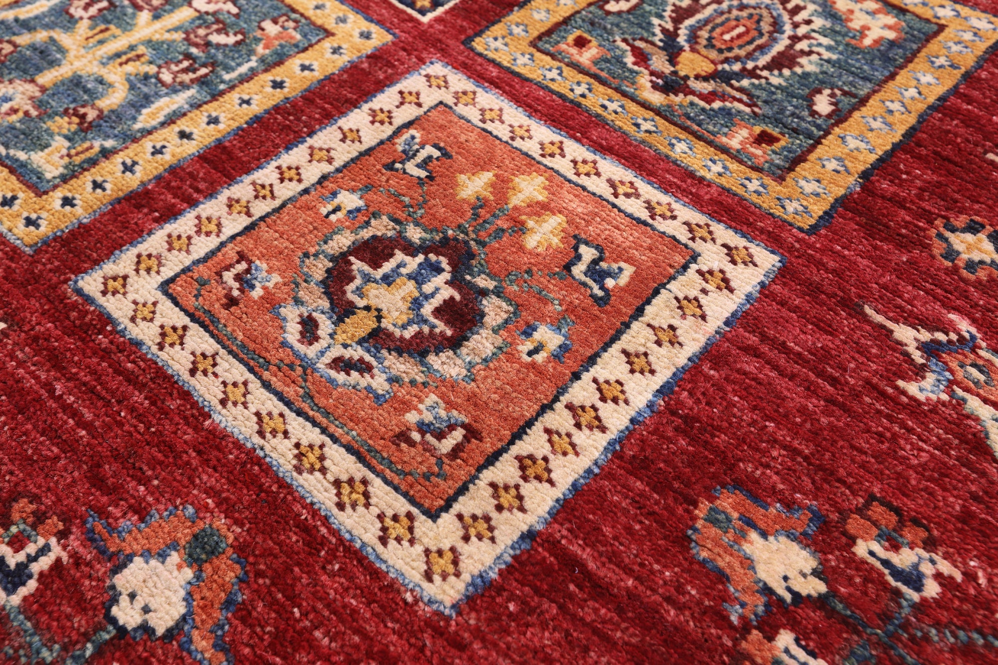 Red Garden Design Persian Handmade Wool Rug - 4' 1" X 6' 5" - Golden Nile