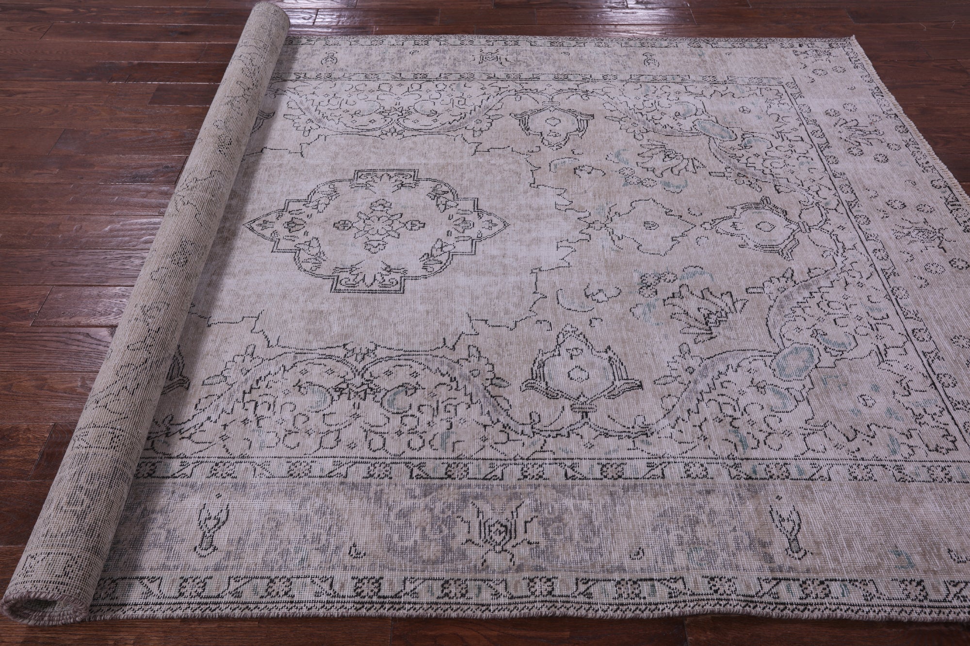 Ivory Persian Vintage White Wash Hand Knotted Wool Rug - 6' 7" X 9' 9" - Golden Nile