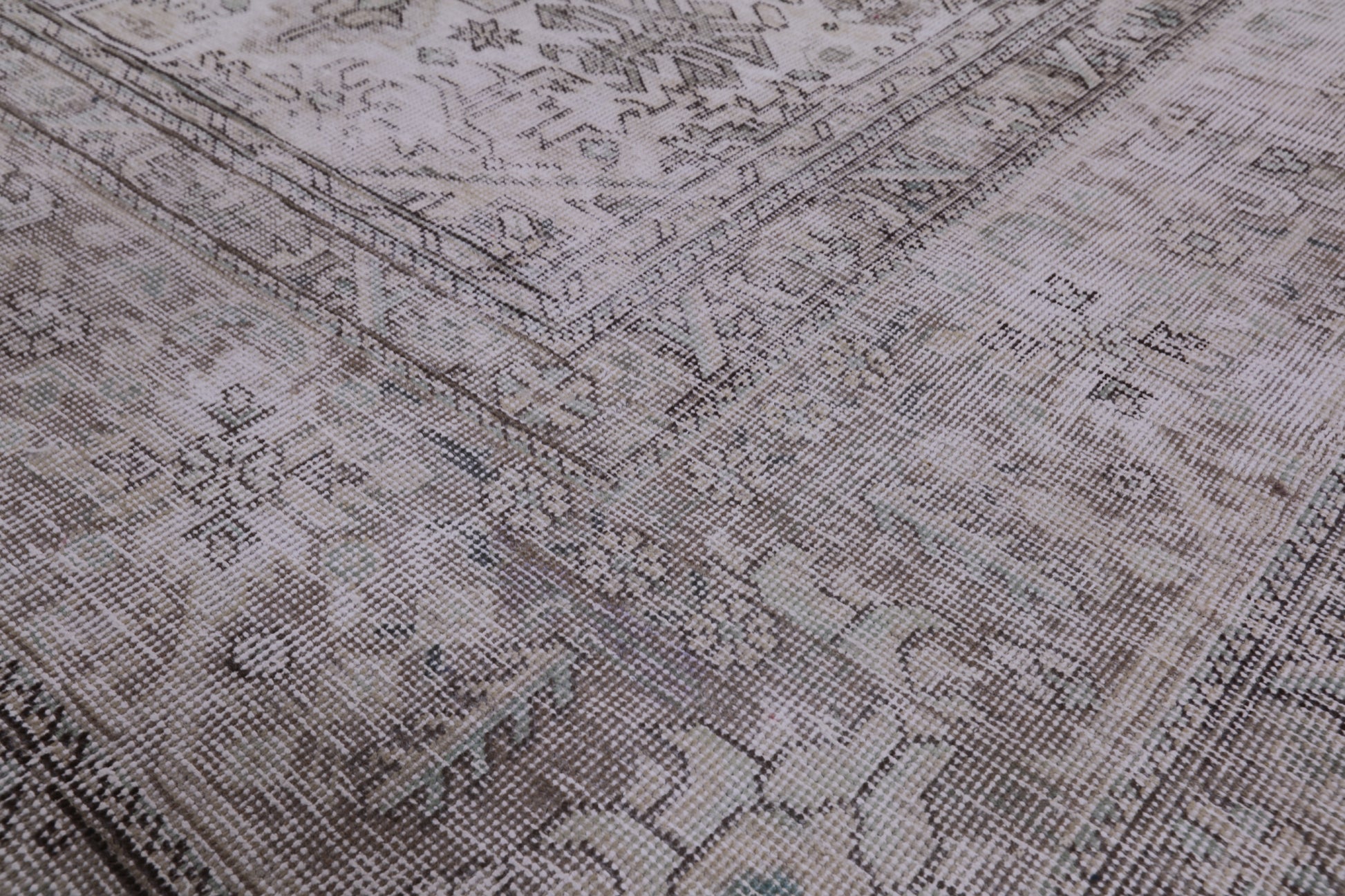 Ivory Persian Vintage White Wash Handmade Wool Area Rug - 8' 3" X 10' 6" - Golden Nile