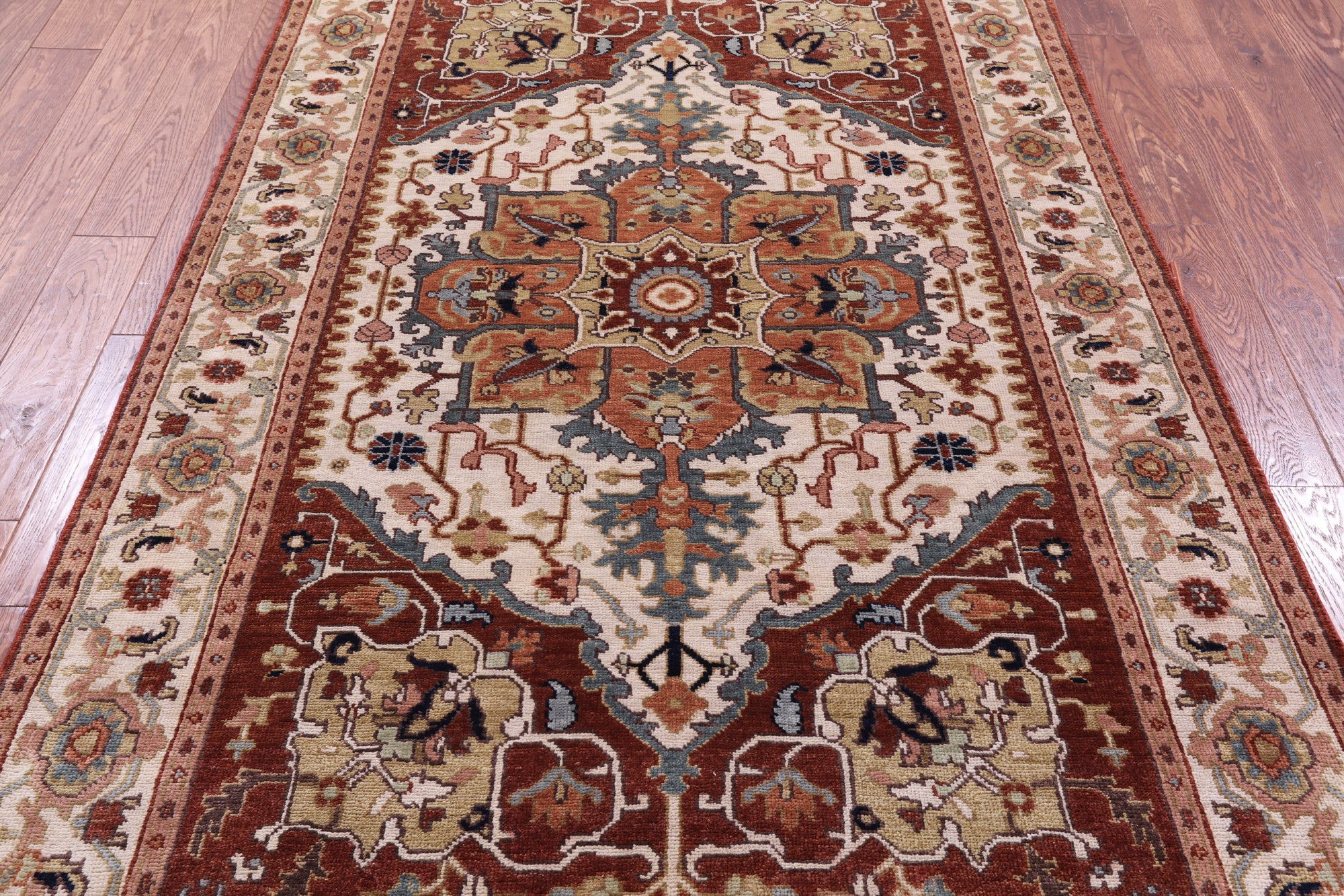 Ivory Heriz Serapi Hand Knotted Wool Rug - 4' 11" X 7' 11" - Golden Nile