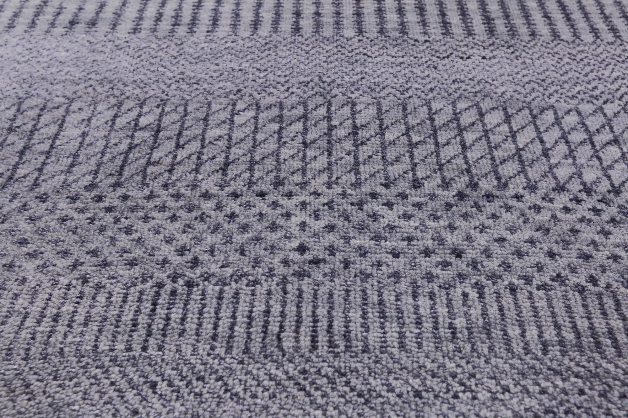 Grey Round Savannah Grass Hand-Knotted Wool & Silk Rug - 5' 9" X 5' 9" - Golden Nile