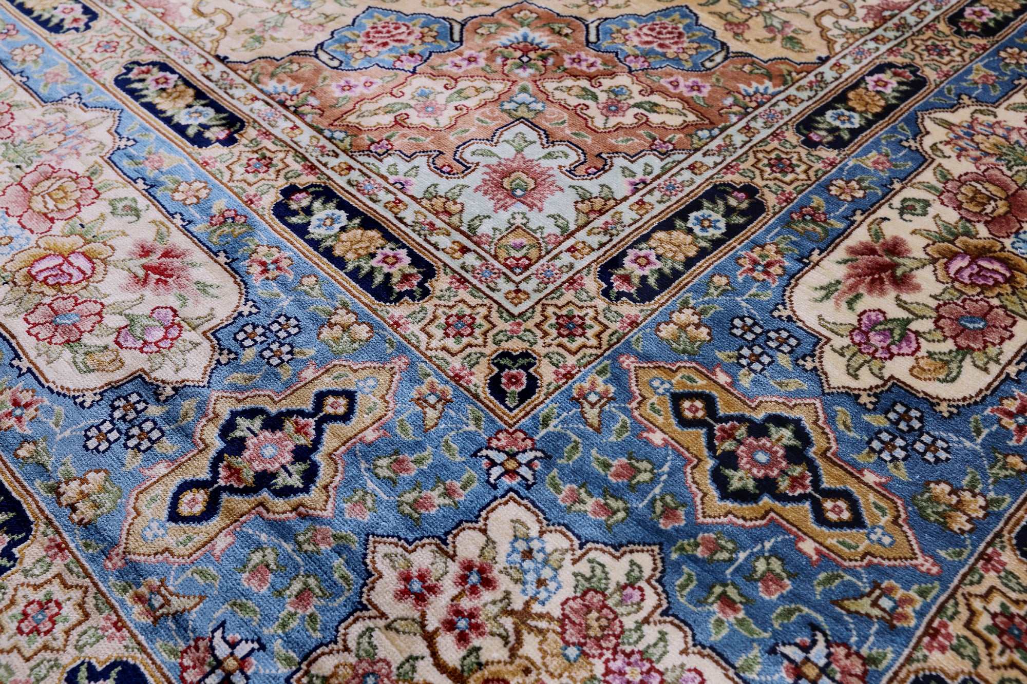 Ivory High End Persian Hand Knotted 100 % Silk  Rug - 6' 0" X 9' 0" - Golden Nile