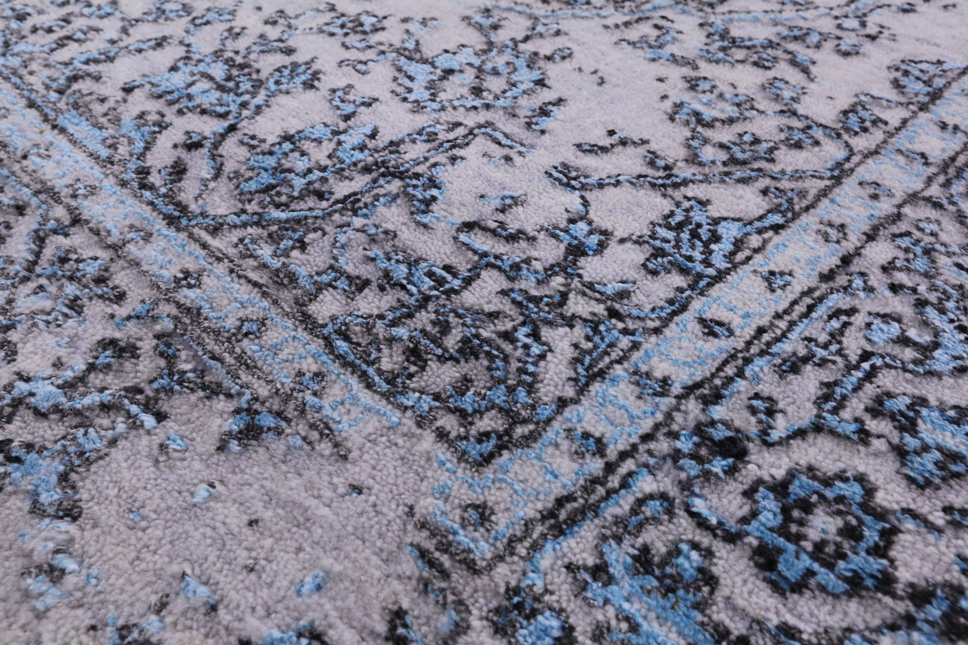 Grey Modern Hand Knotted Wool & Silk Rug - 4' 0" X 6' 1" - Golden Nile