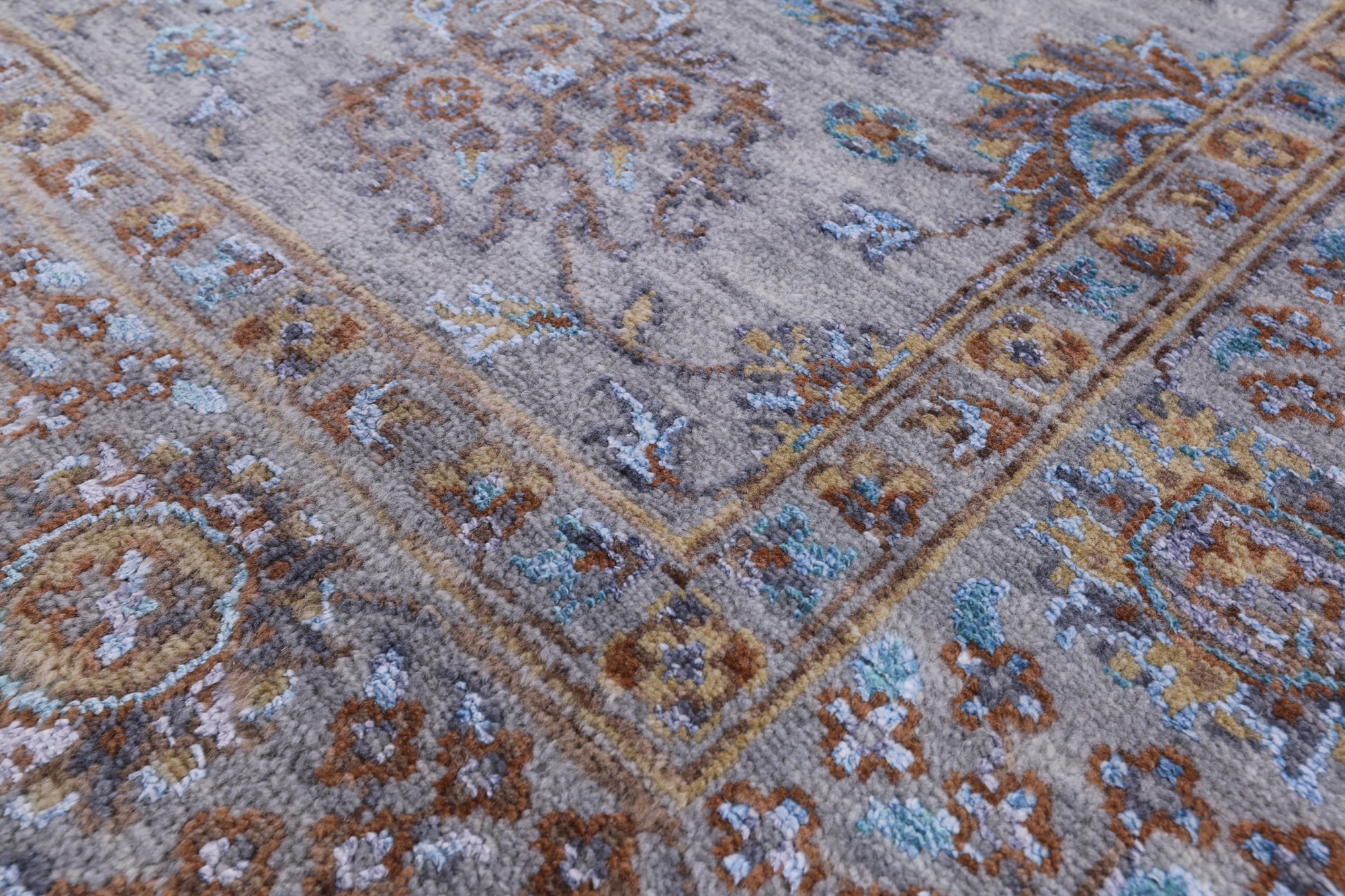 Grey Persian Hand Knotted Wool & Silk Rug - 6' 0" X 9' 0" - Golden Nile