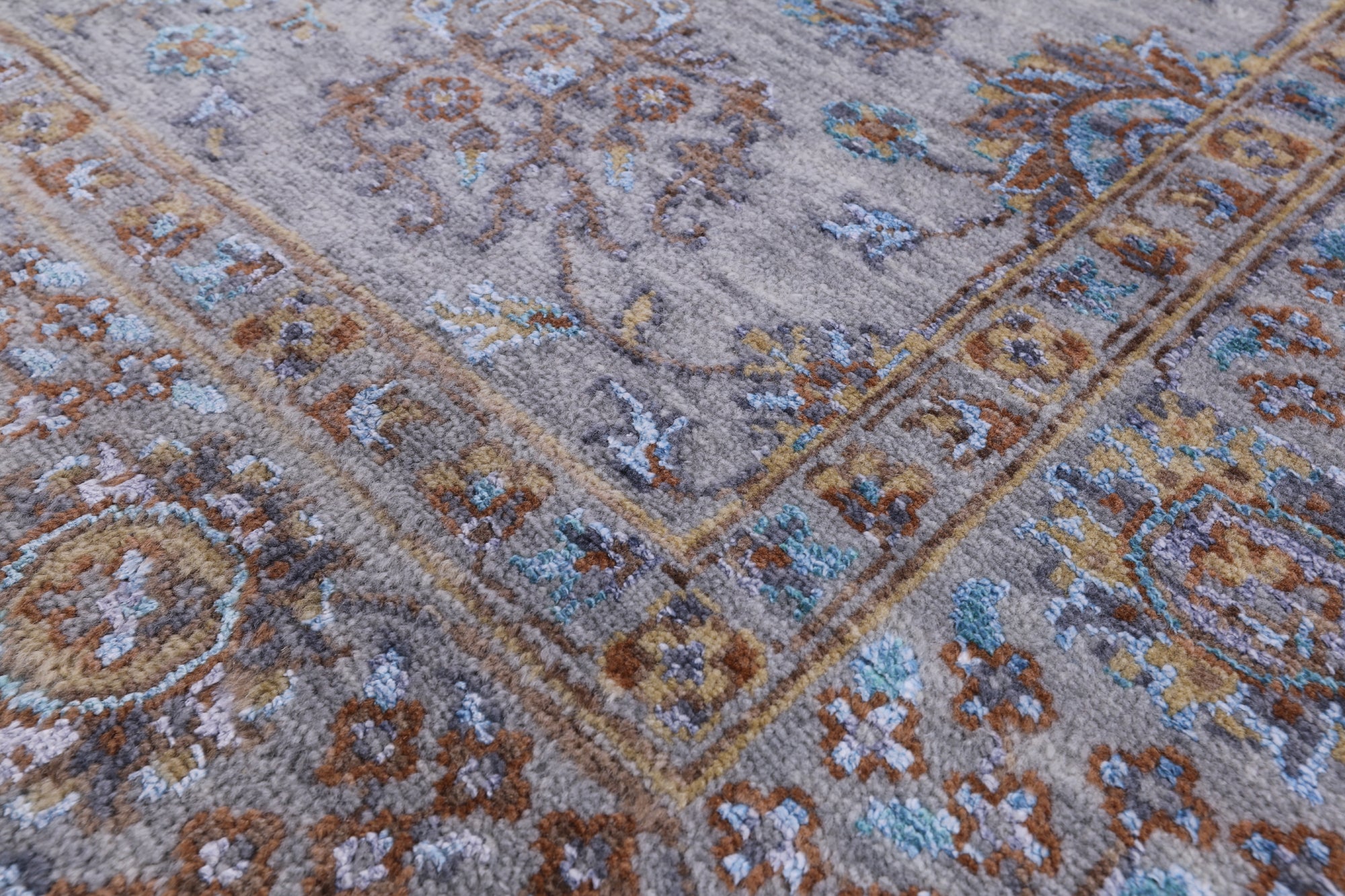 Grey Persian Hand Knotted Wool & Silk Rug - 6' 0" X 9' 0" - Golden Nile