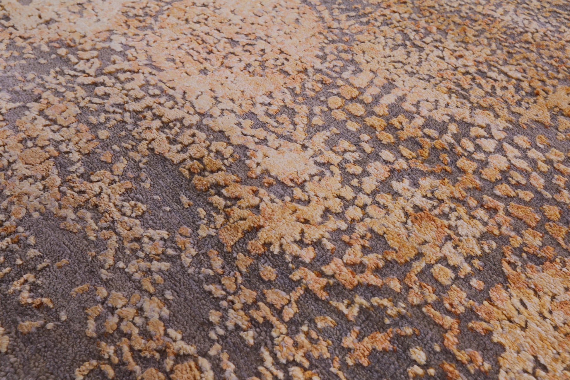Modern Hand Knotted Wool & Silk Rug - 5' 7" X 8' 3" - Golden Nile