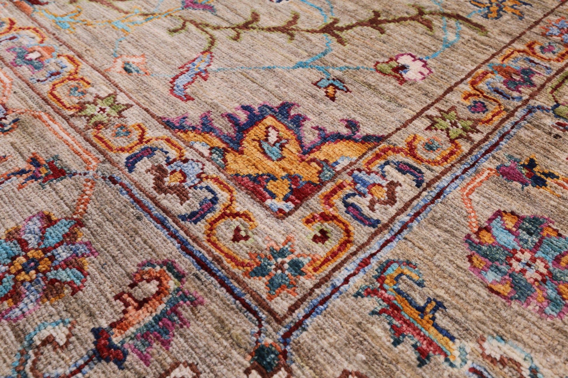 Peshawar Hand Knotted Wool Rug - 5' 7" X 7' 9" - Golden Nile