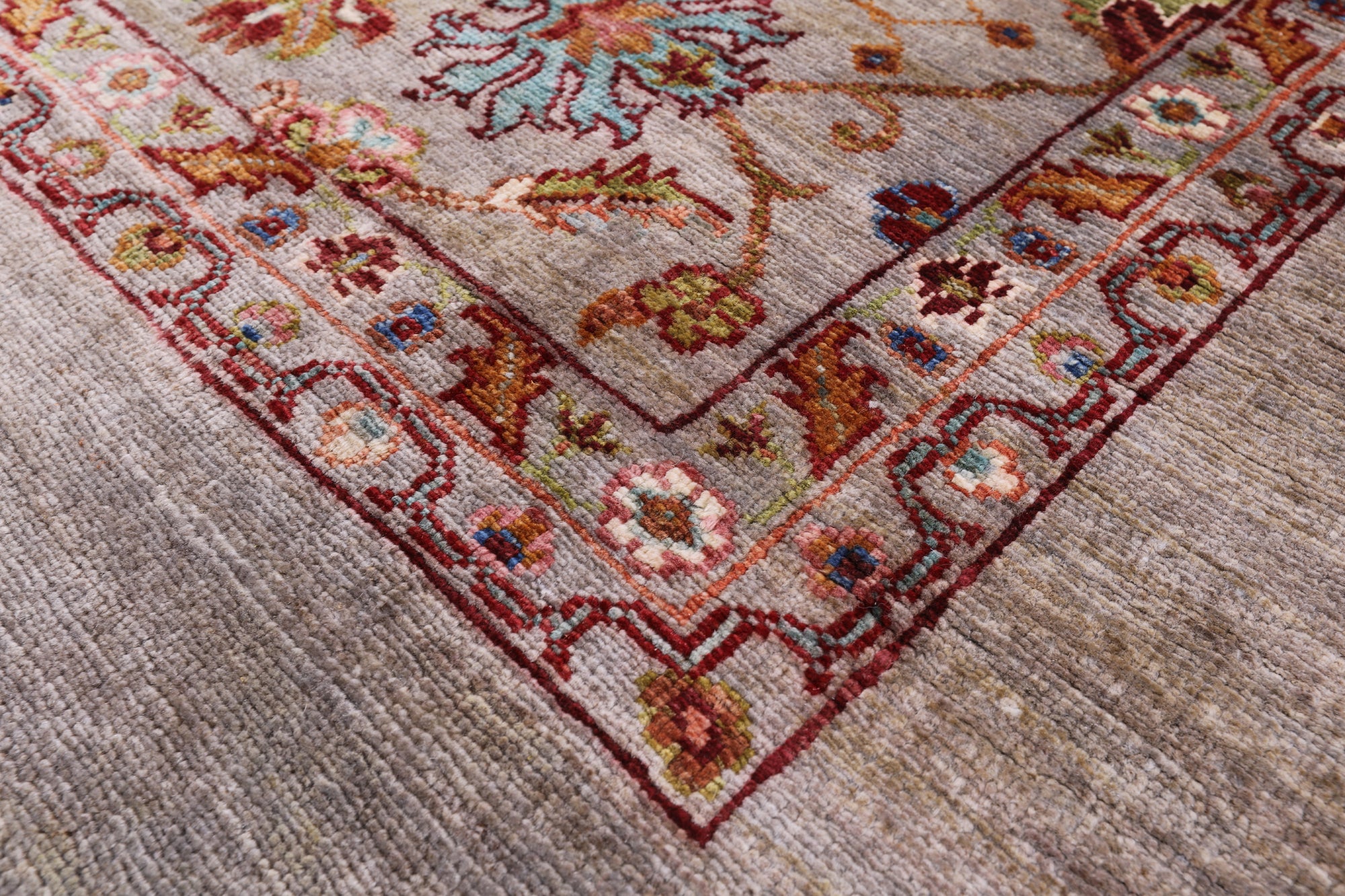 Peshawar Hand Knotted Wool Rug - 5' 6" X 7' 11" - Golden Nile