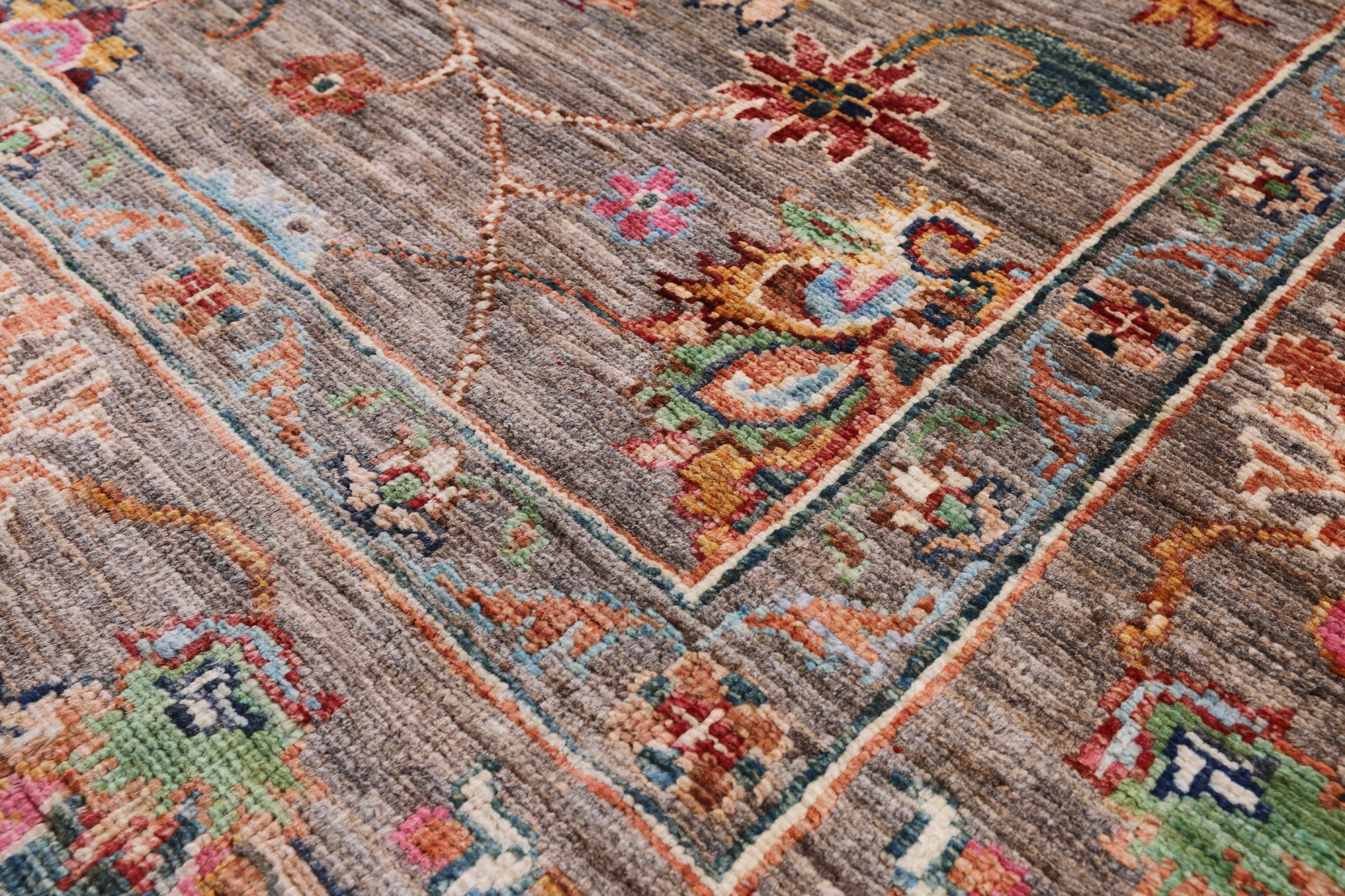 Peshawar Hand Knotted Wool Rug - 5' 10" X 7' 9" - Golden Nile